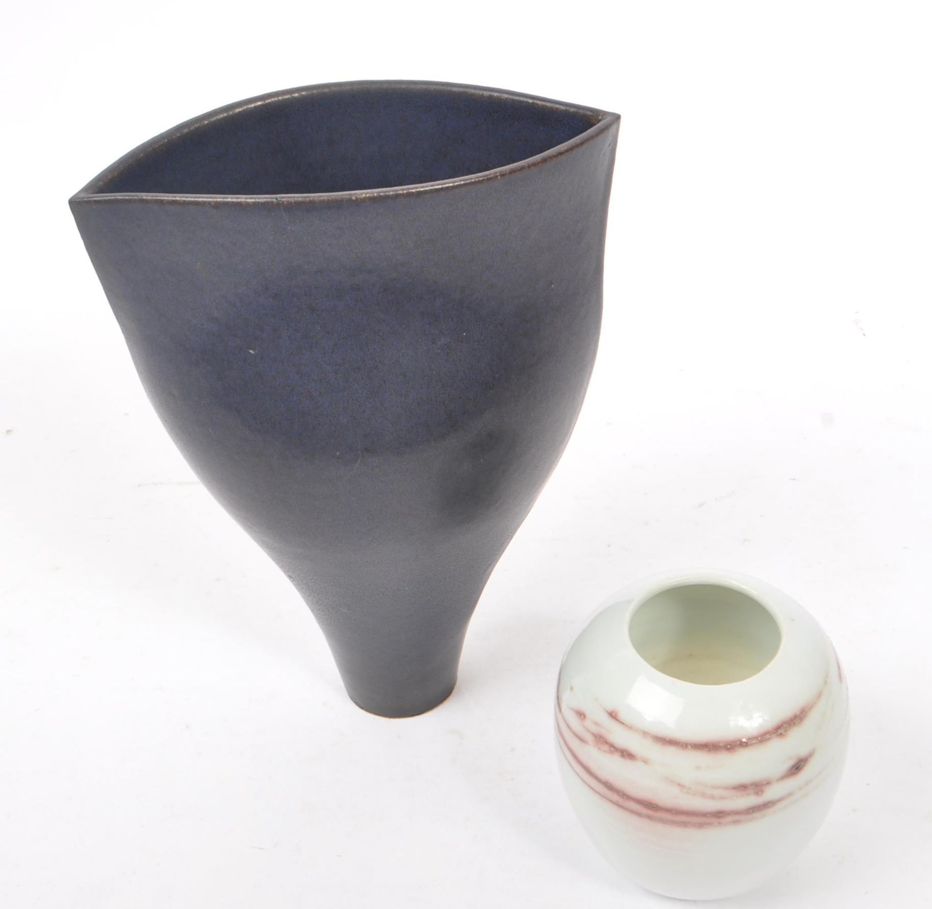 LAURENCE RYE - STUDIO POTTERY VASE STAMPED LR & OTHER VASE - Bild 2 aus 6