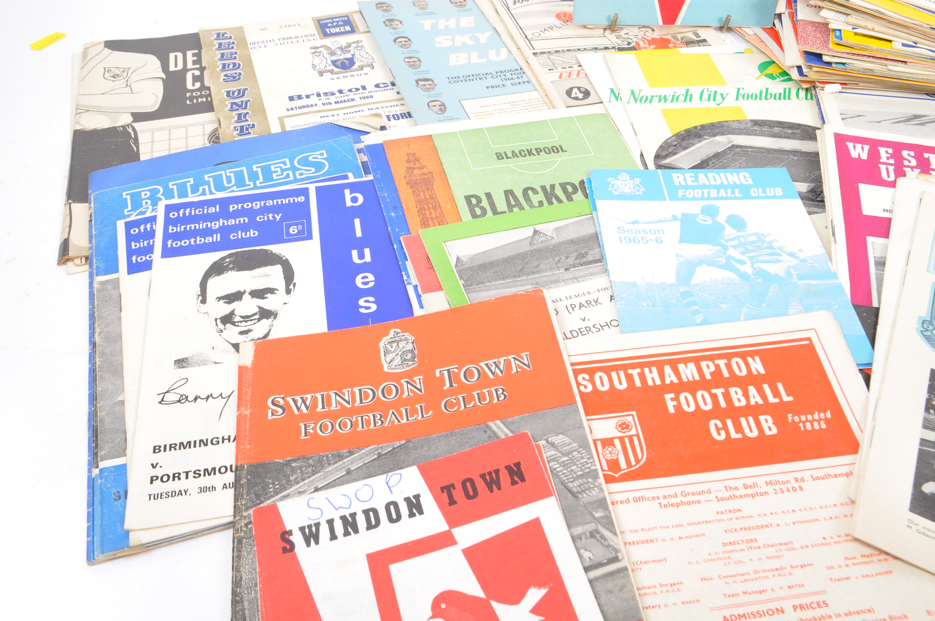 LARGE COLLECTION OF 1960S FOOTBALL PROGRAMMES - Image 4 of 9