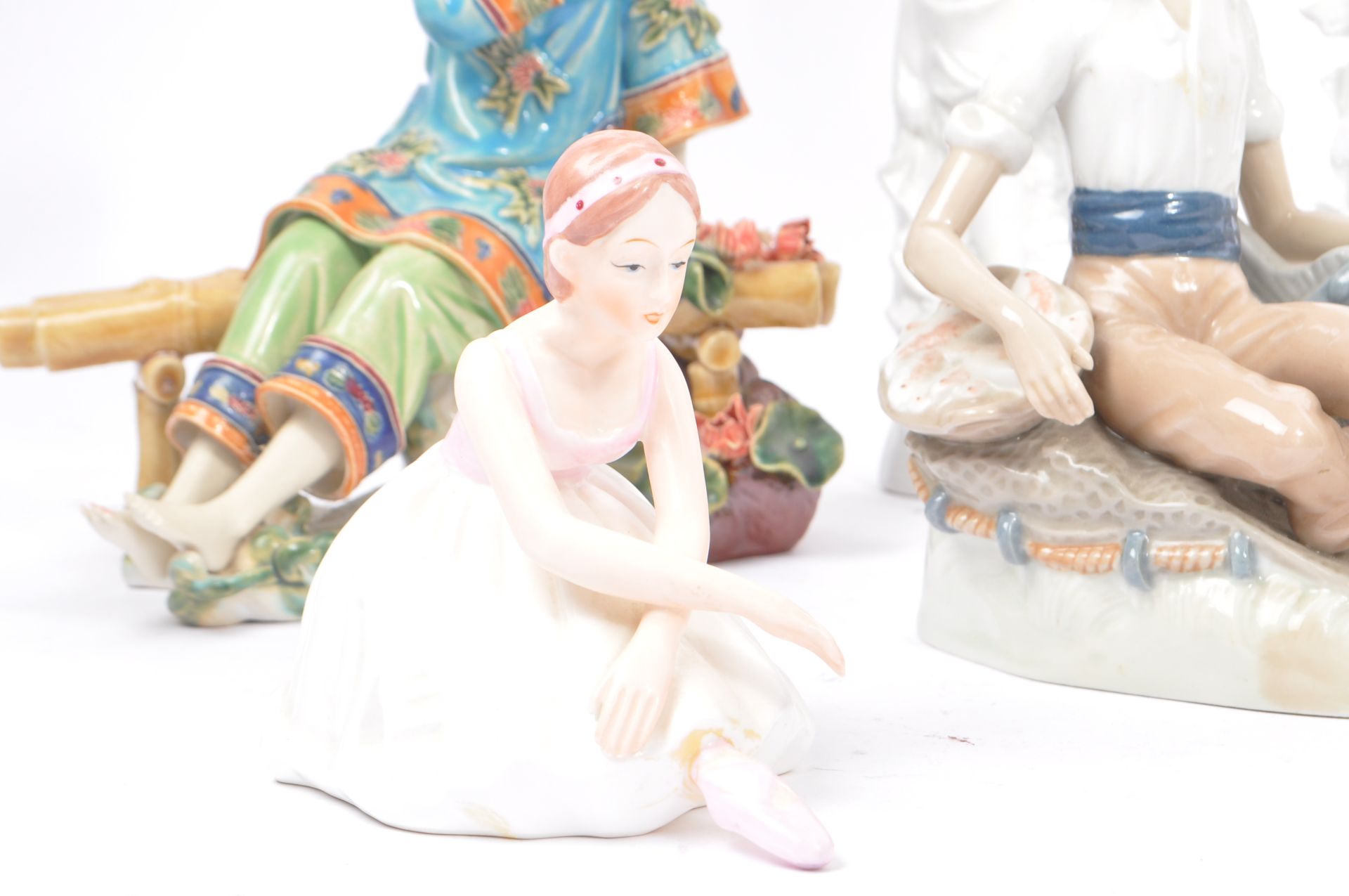 COLLECTION OF VINTAGE 20TH CENTURY PORCELAIN FIGURES - Image 5 of 13