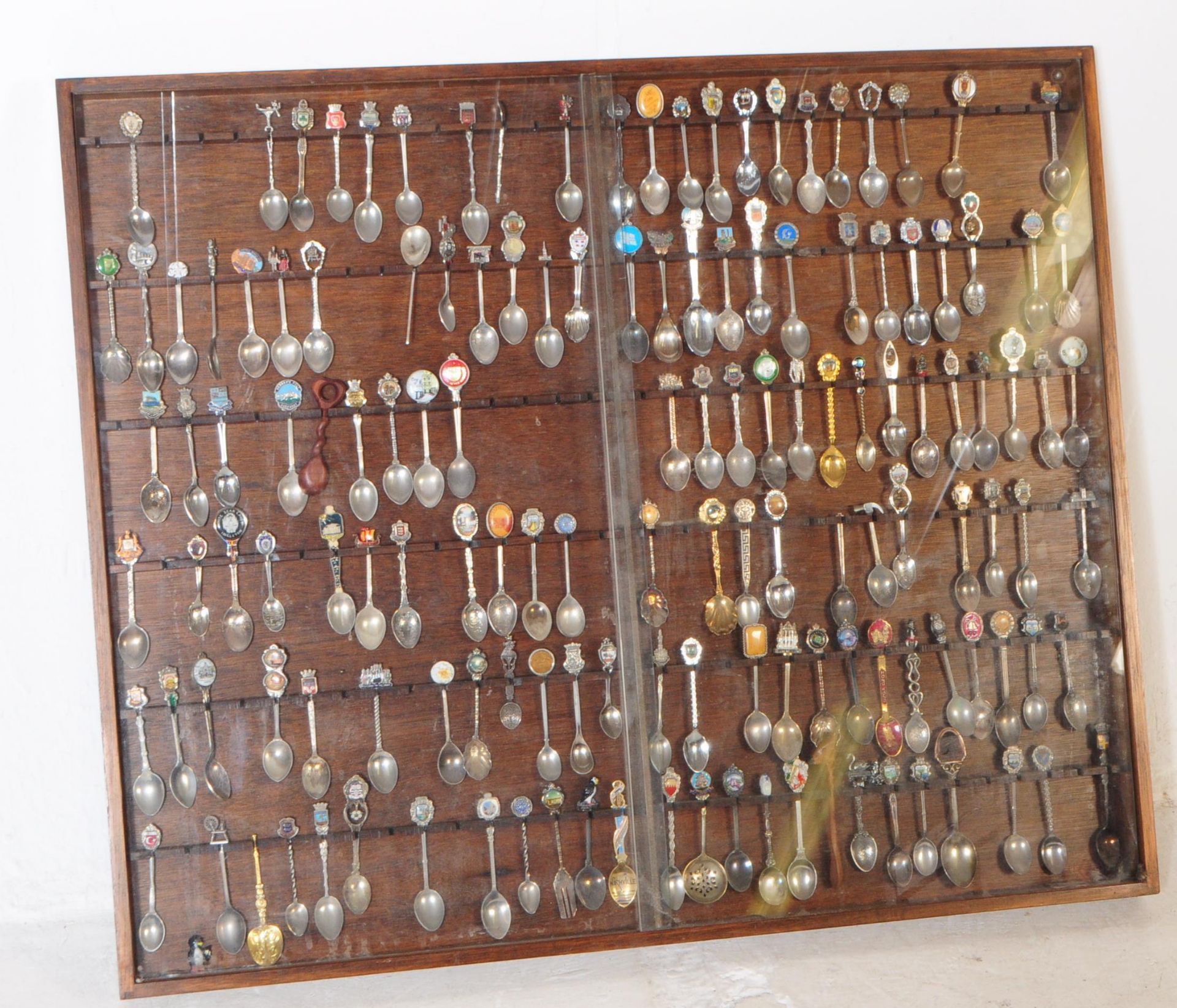 LARGE COLLECTION OF 20TH CENTURY SOUVENIR SPOONS