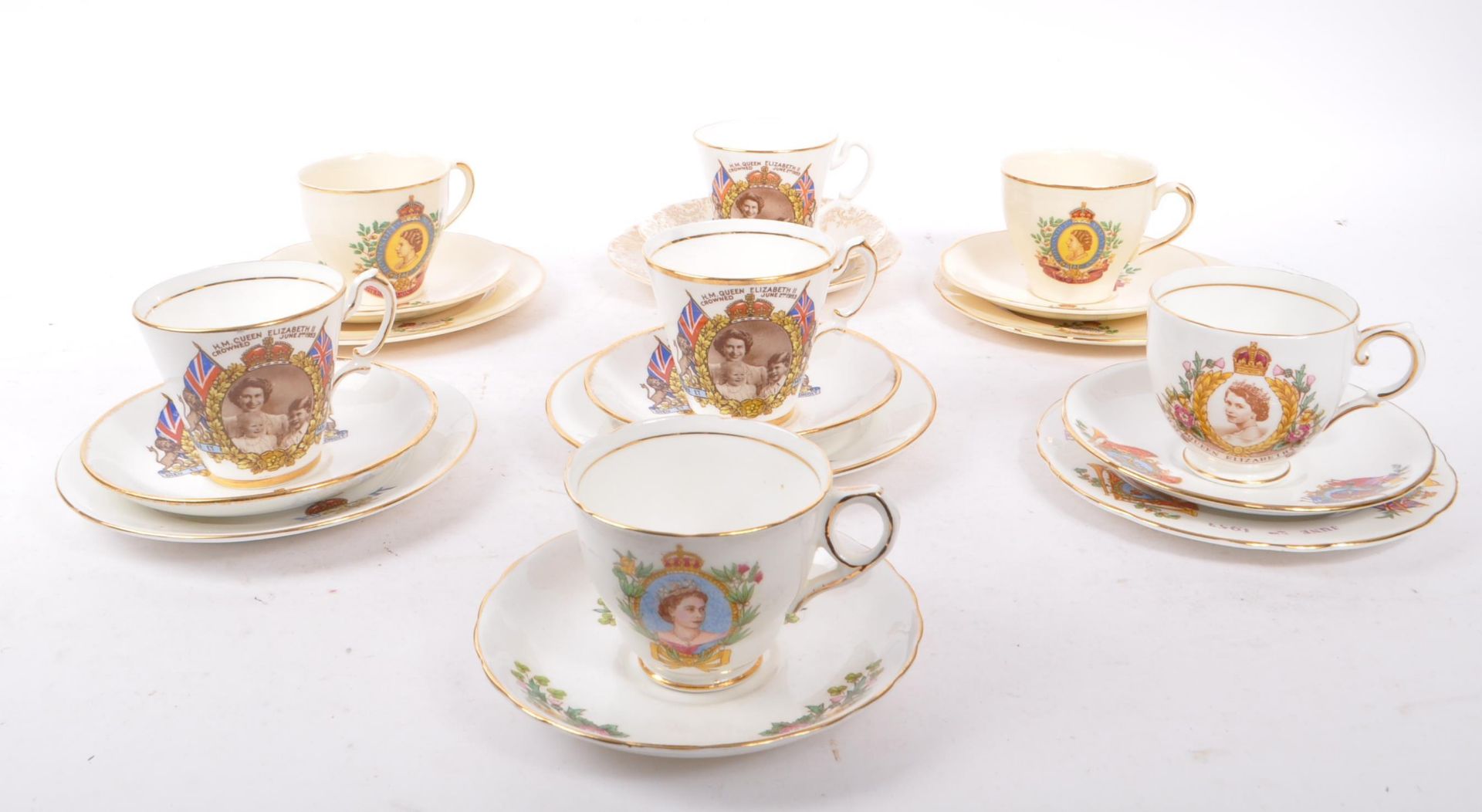 COLLECTION OF QUEEN ELIZABETH II CORONATION CHINA ITEMS