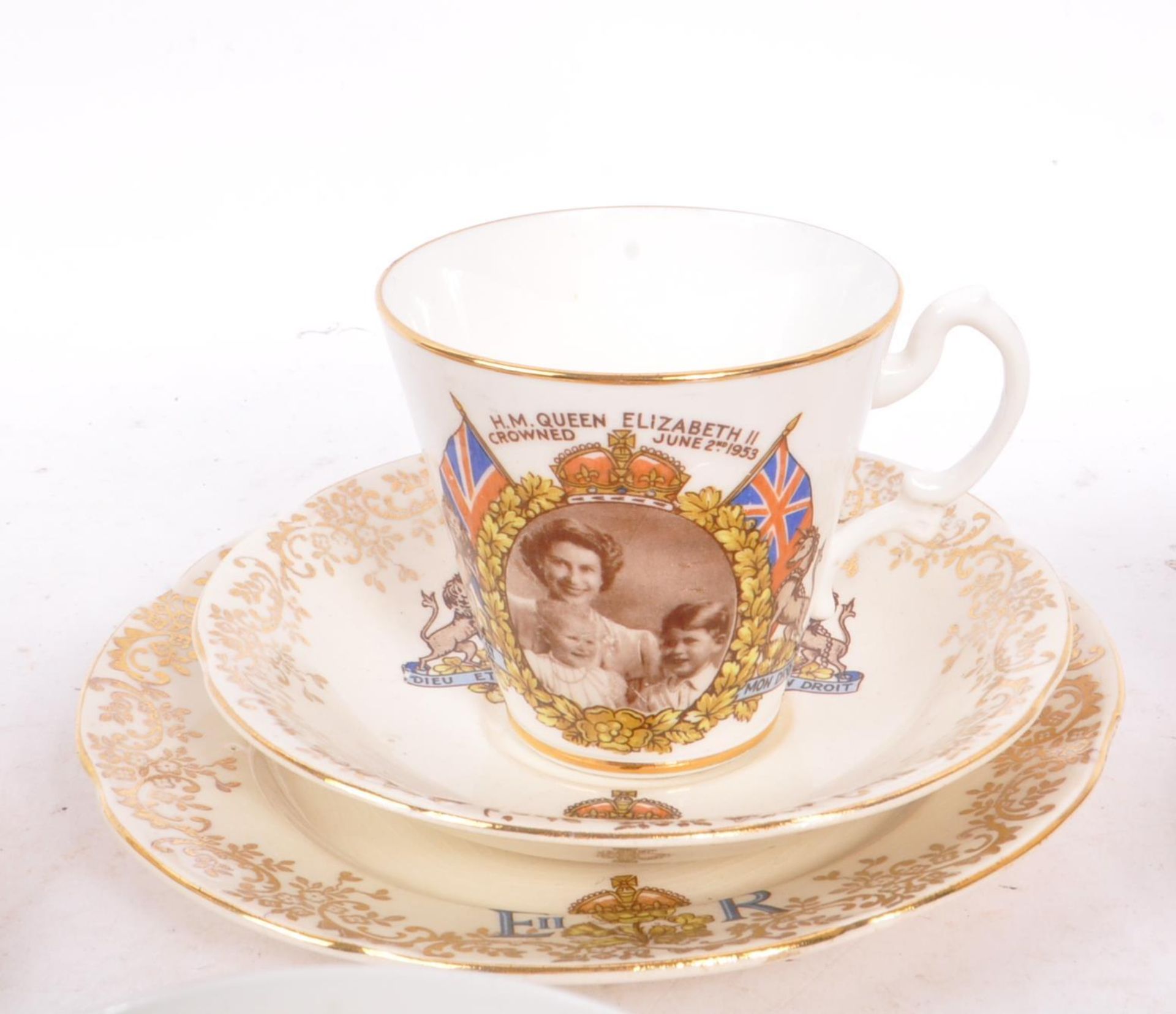 COLLECTION OF QUEEN ELIZABETH II CORONATION CHINA ITEMS - Image 3 of 6