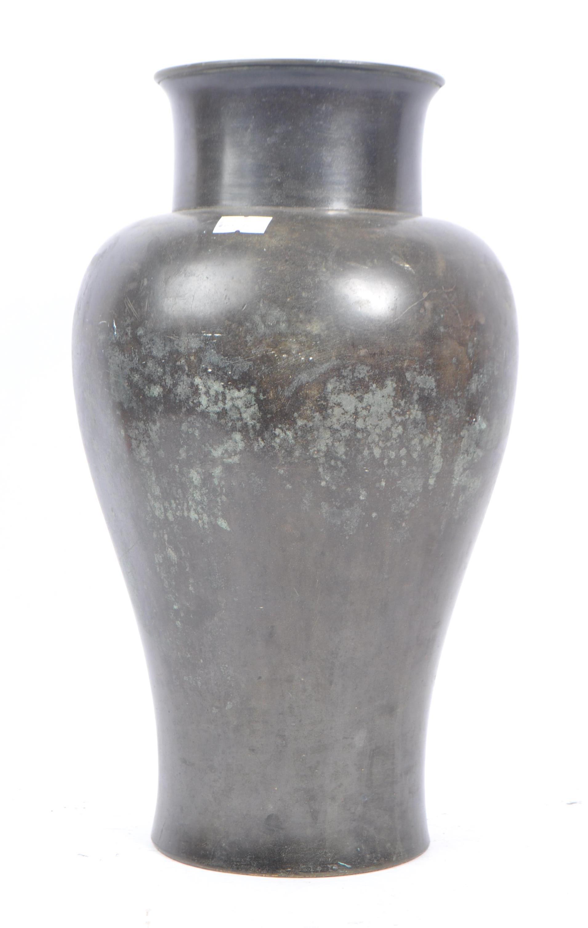 LARGE JAPANESE BRONZE VASE WITH ENGRAVED DAFFODIL DESIGN - Image 3 of 7