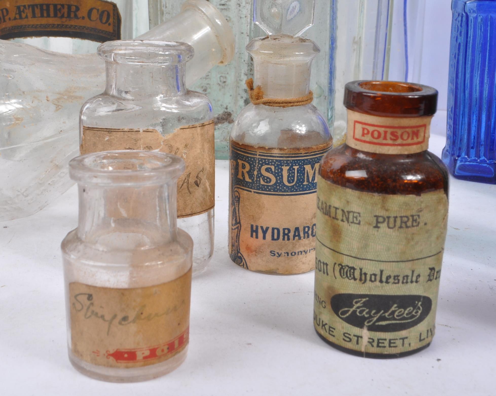 A large collection of 19th and 20th century glass bottles. The collection consisting of a variety of - Image 4 of 10