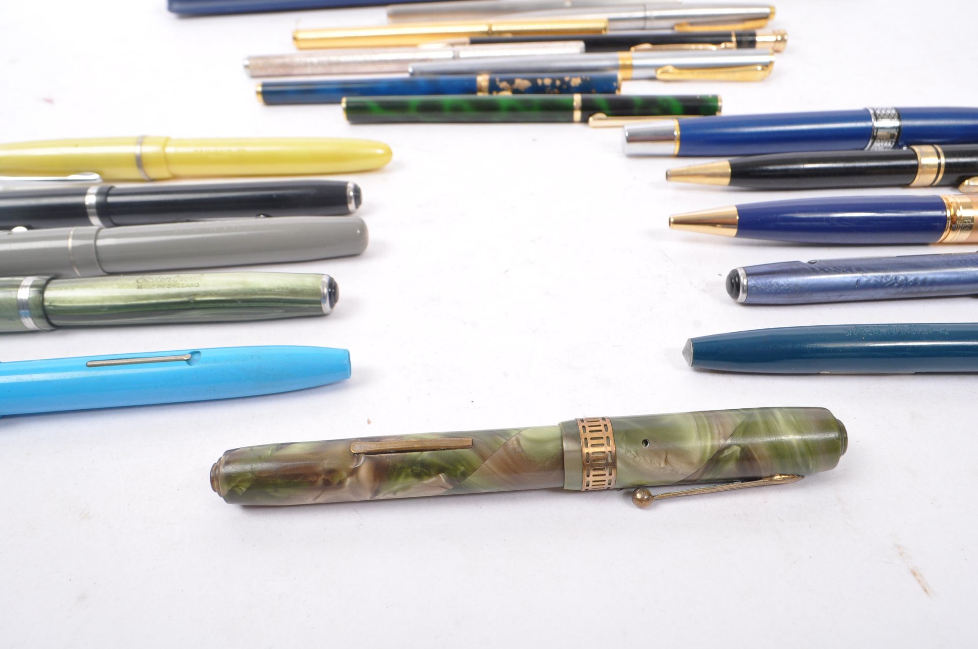 LARGE COLLECTION OF 20TH CENTURY PENS - Image 3 of 4