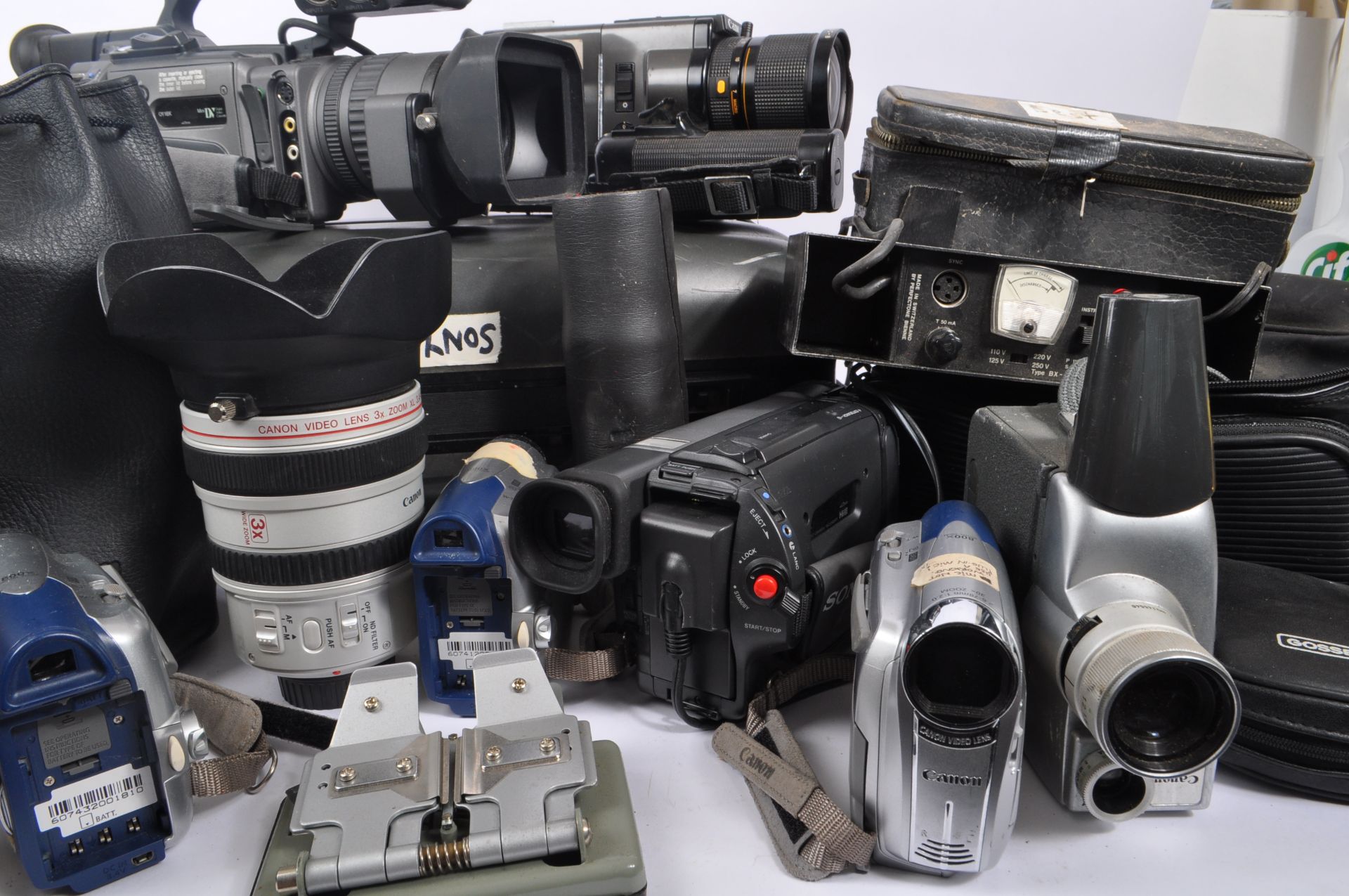 LARGE COLLECTION OF DIGITAL CAMCORDERS - Image 5 of 8