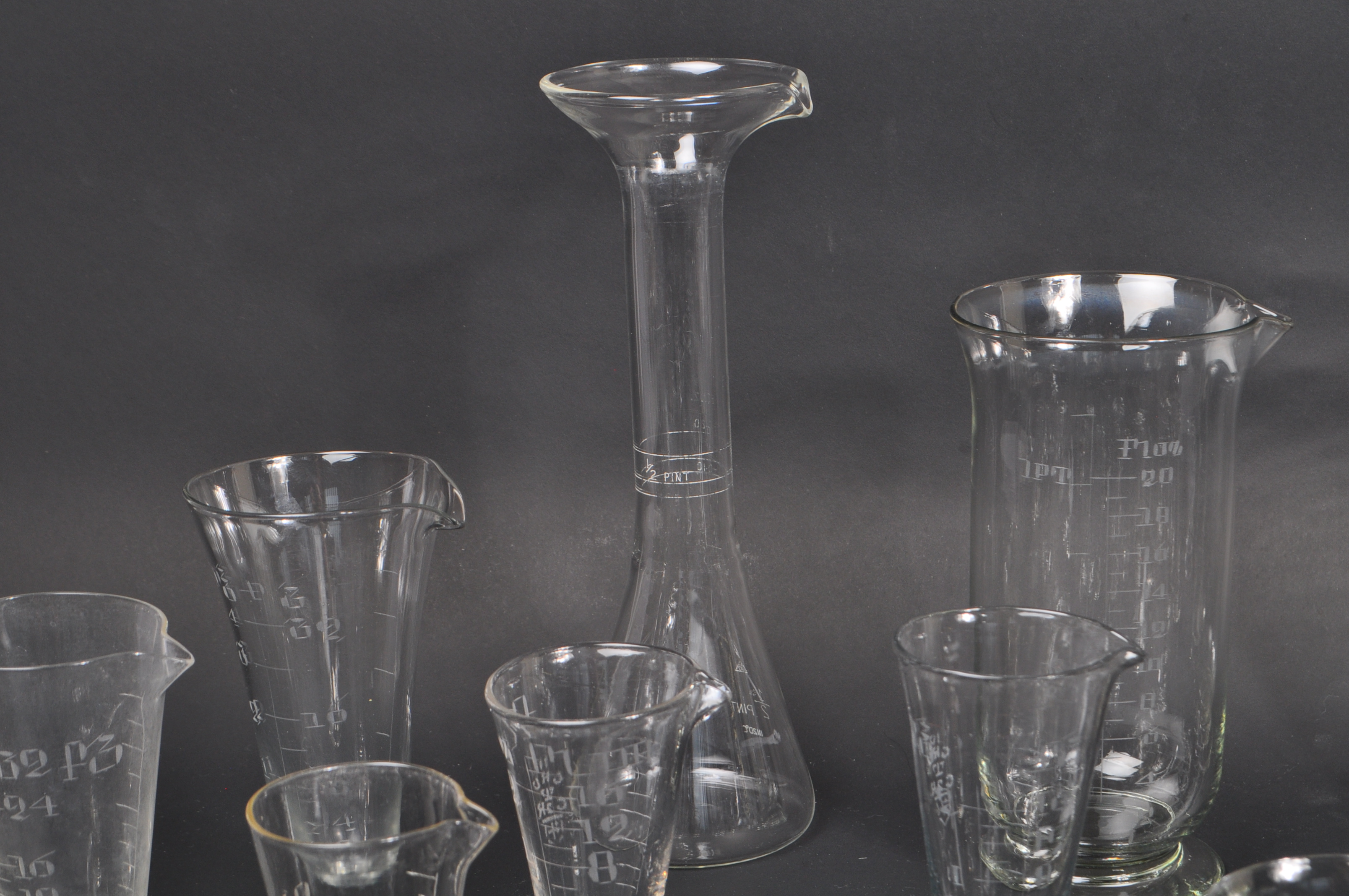 COLLECTION OF GLASS SCIENTIFIC CHEMICAL MEASURING EQUIPMENT - Image 7 of 11