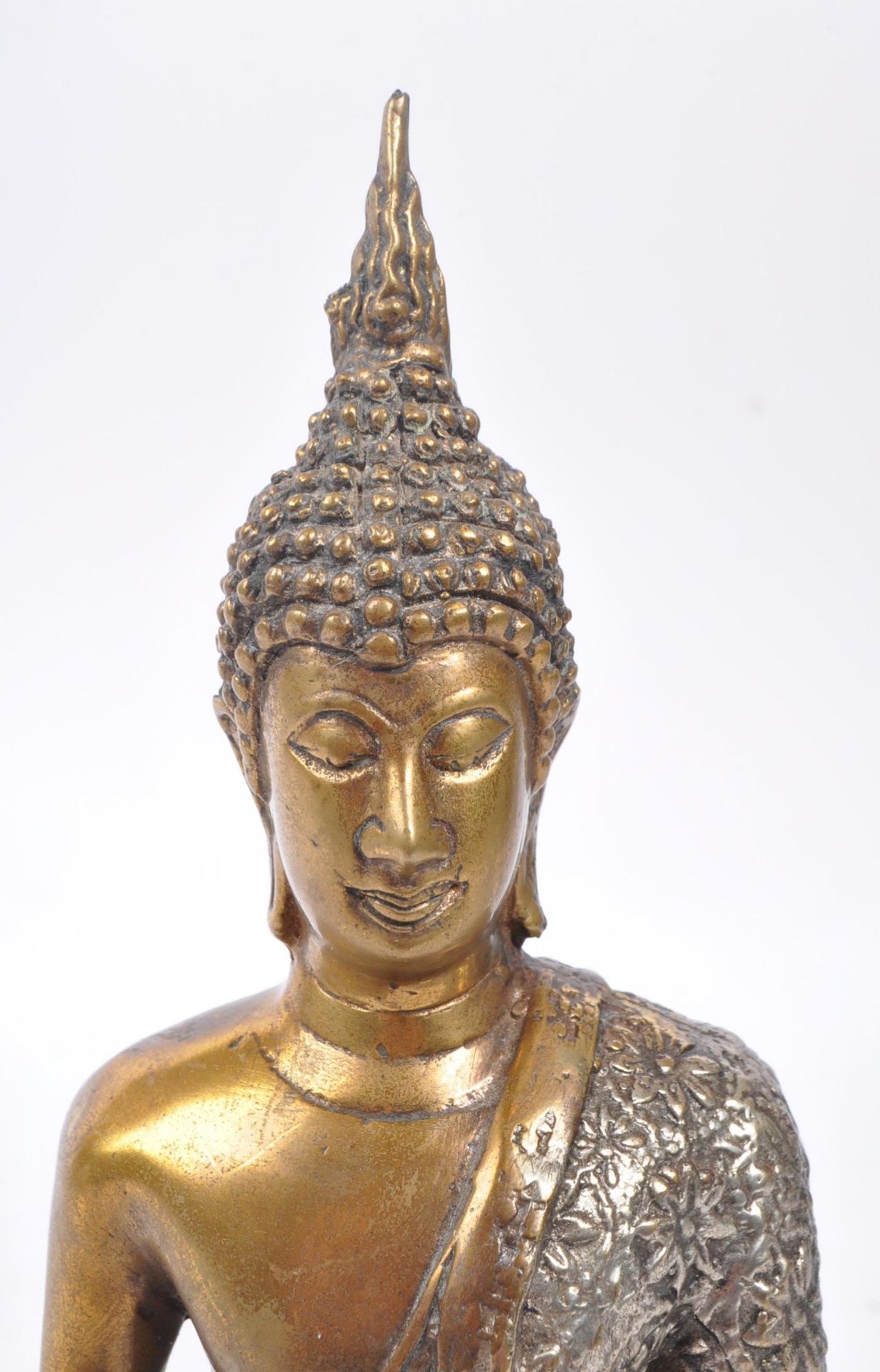 PAINTED GOLD AND SILVER BRONZE BUDDHA FIGURE - Bild 5 aus 7