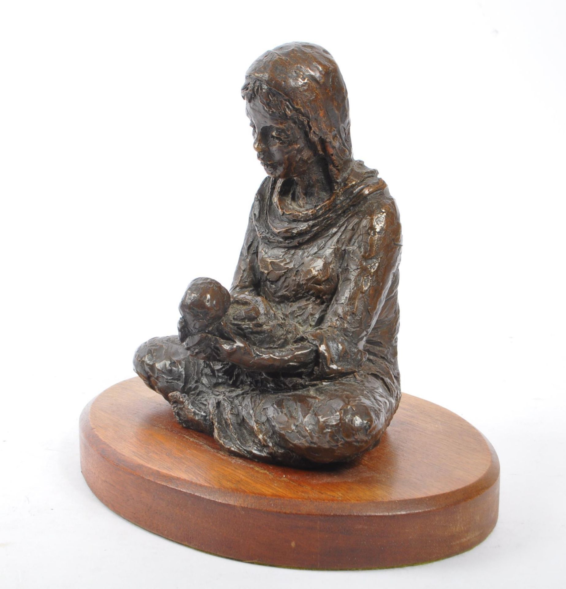 VINTAGE 20TH CENTURY SPELTER FIGURE OF WOMAN HOLDING BABY - Image 5 of 6
