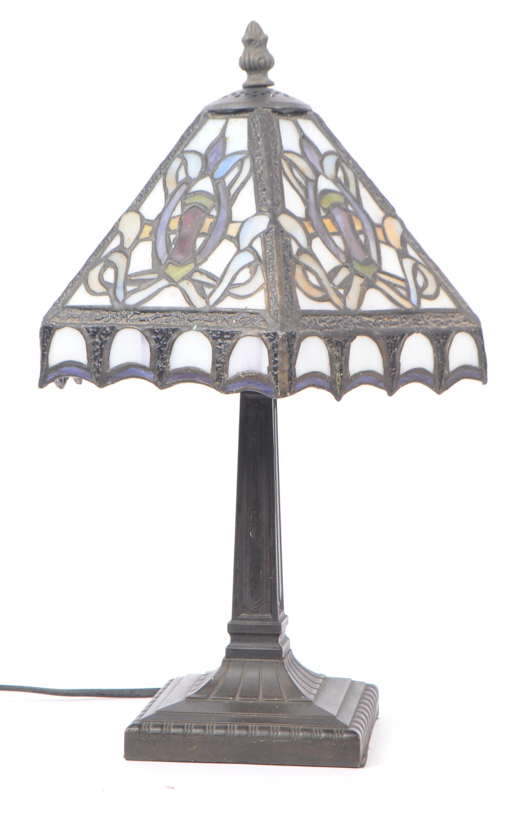 TIFFANY STYLE - 20TH CENTURY STAINED GLASS BEDSIDE LAMP