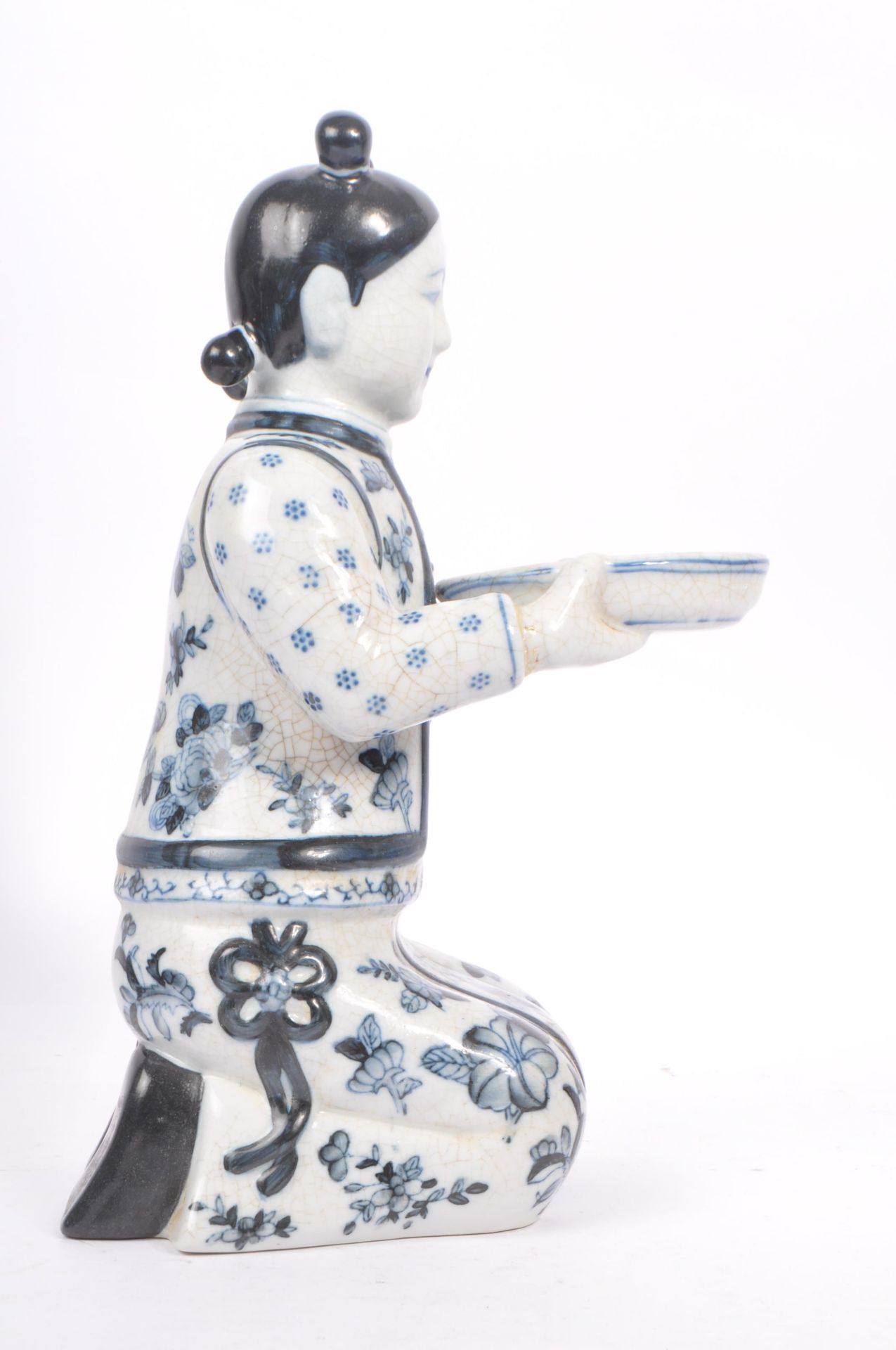 TWO 1920S CHINESE BLUE AND WHITE FIGURES HOLDING BOWLS - Bild 3 aus 9