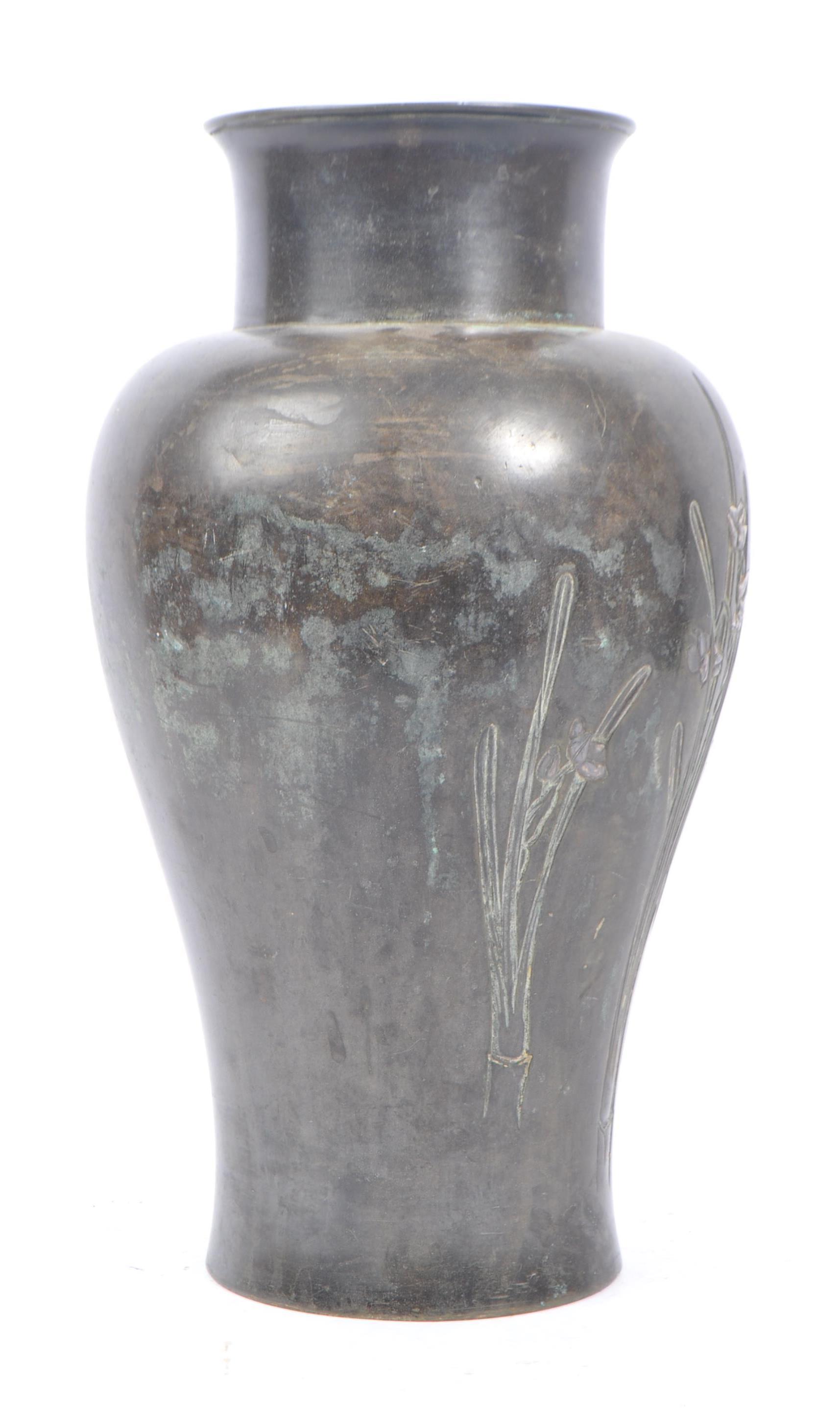 LARGE JAPANESE BRONZE VASE WITH ENGRAVED DAFFODIL DESIGN - Image 4 of 7