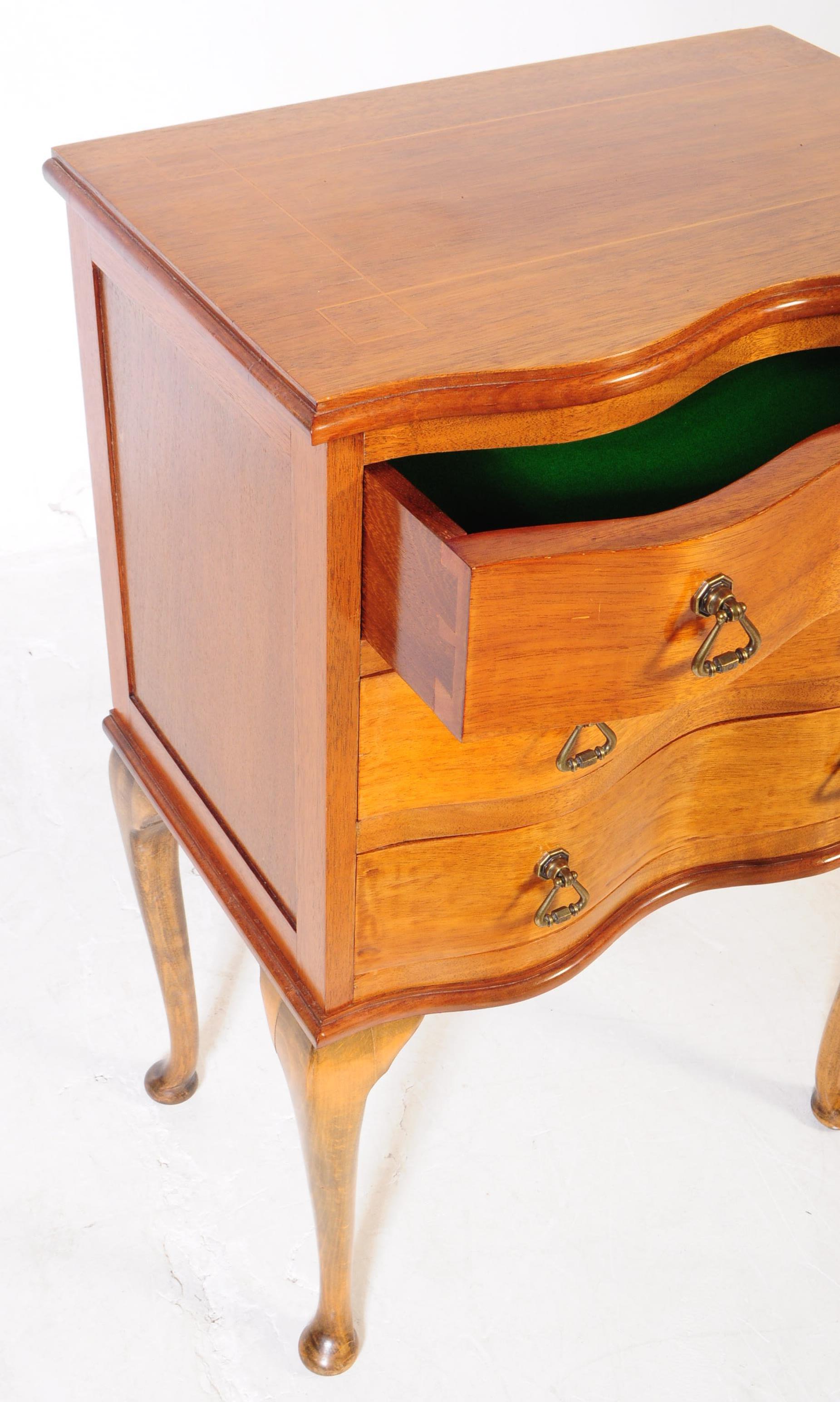 GEORGE III REVIVAL SERPENTINE FRONT CHEST OF DRAWERS - Image 4 of 5