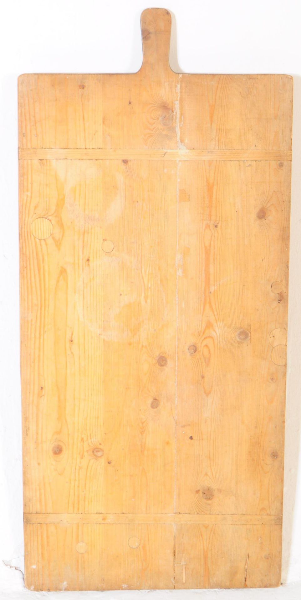 19TH CENTURY FRENCH PINE BREADBOARD - Bild 2 aus 2