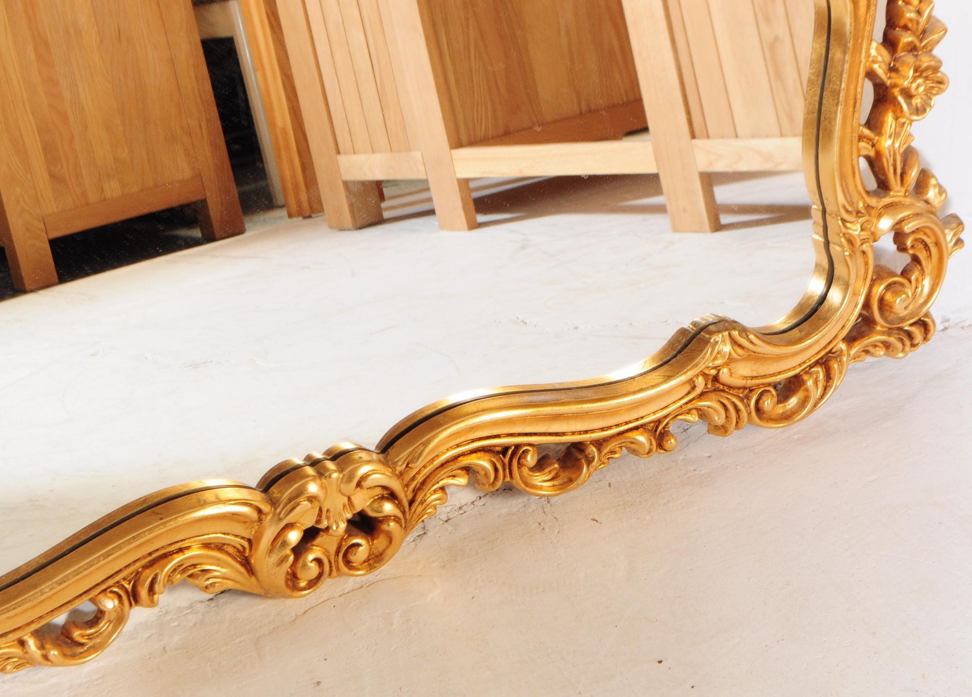 VINTAGE 20TH CENTURY FRENCH GILT OVERMANTLE MIRROR - Bild 4 aus 5