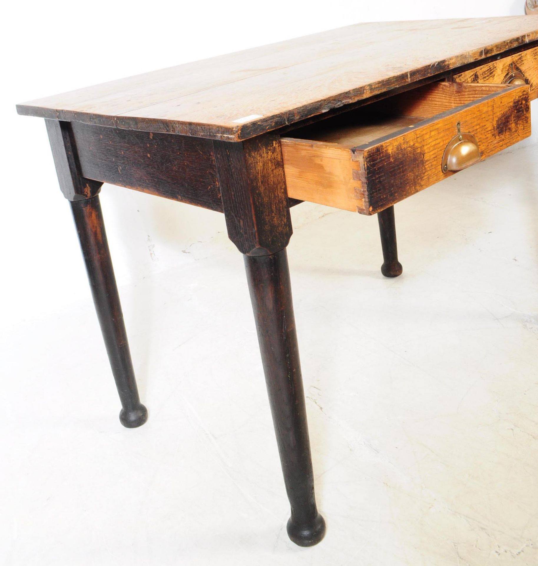 19TH CENTURY VICTORIAN OAK WRITING TABLE DESK - Image 3 of 4