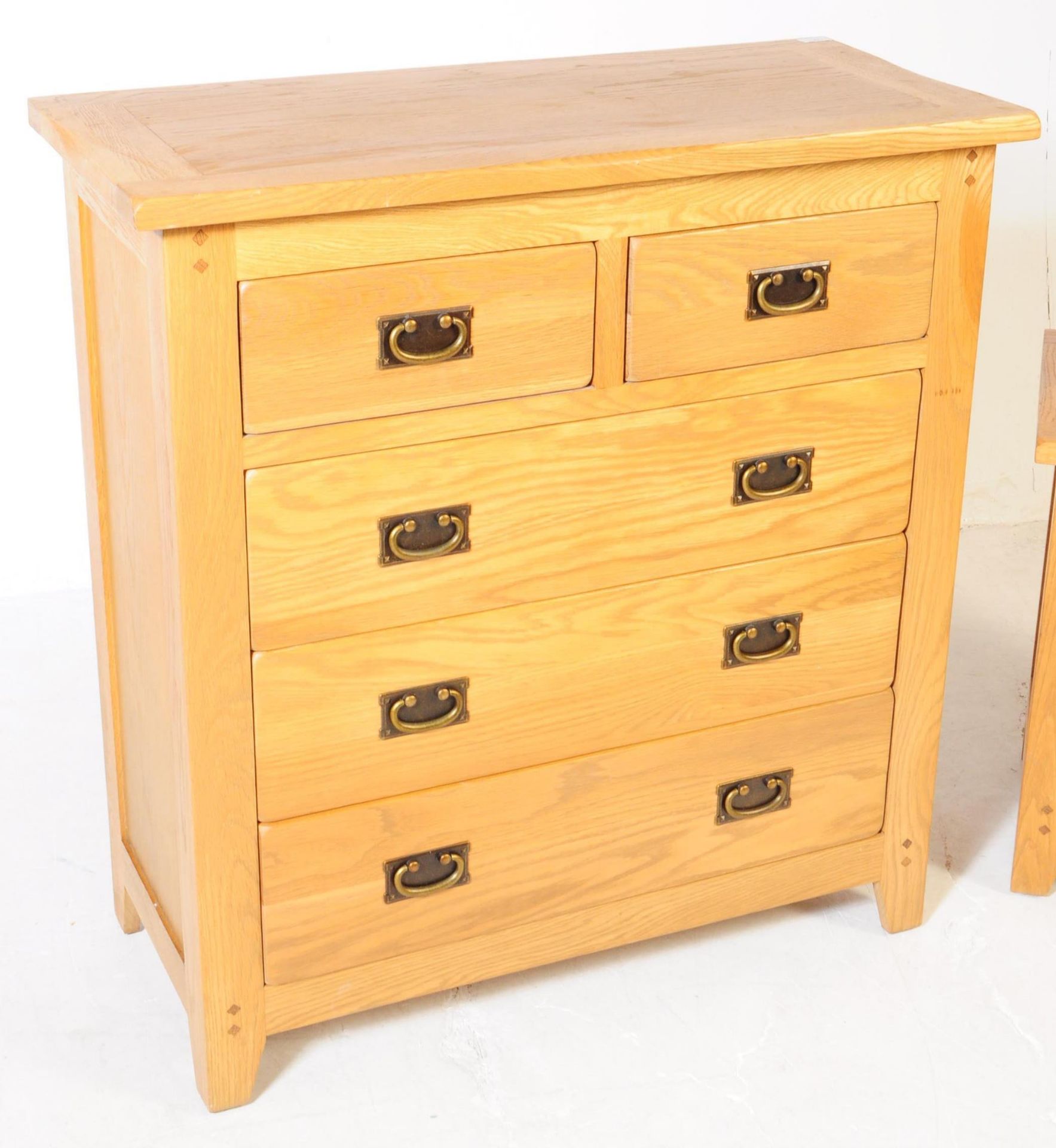 CONTEMPORARY OAK CHEST OF DRAWERS & BEDSIDE - Image 2 of 13