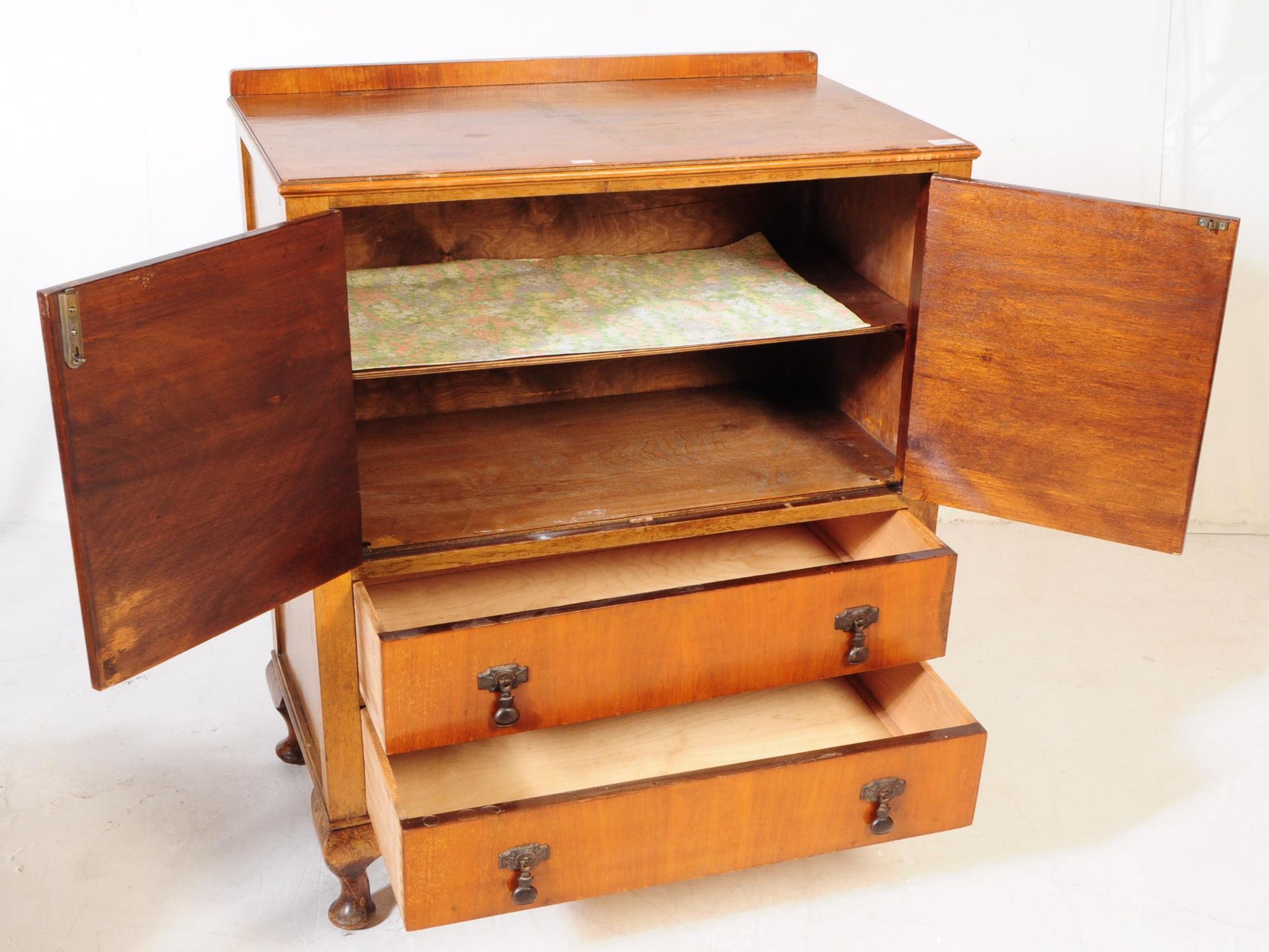 EARLY 20TH CENTURY WALNUT VENEER CABINET - Image 3 of 7