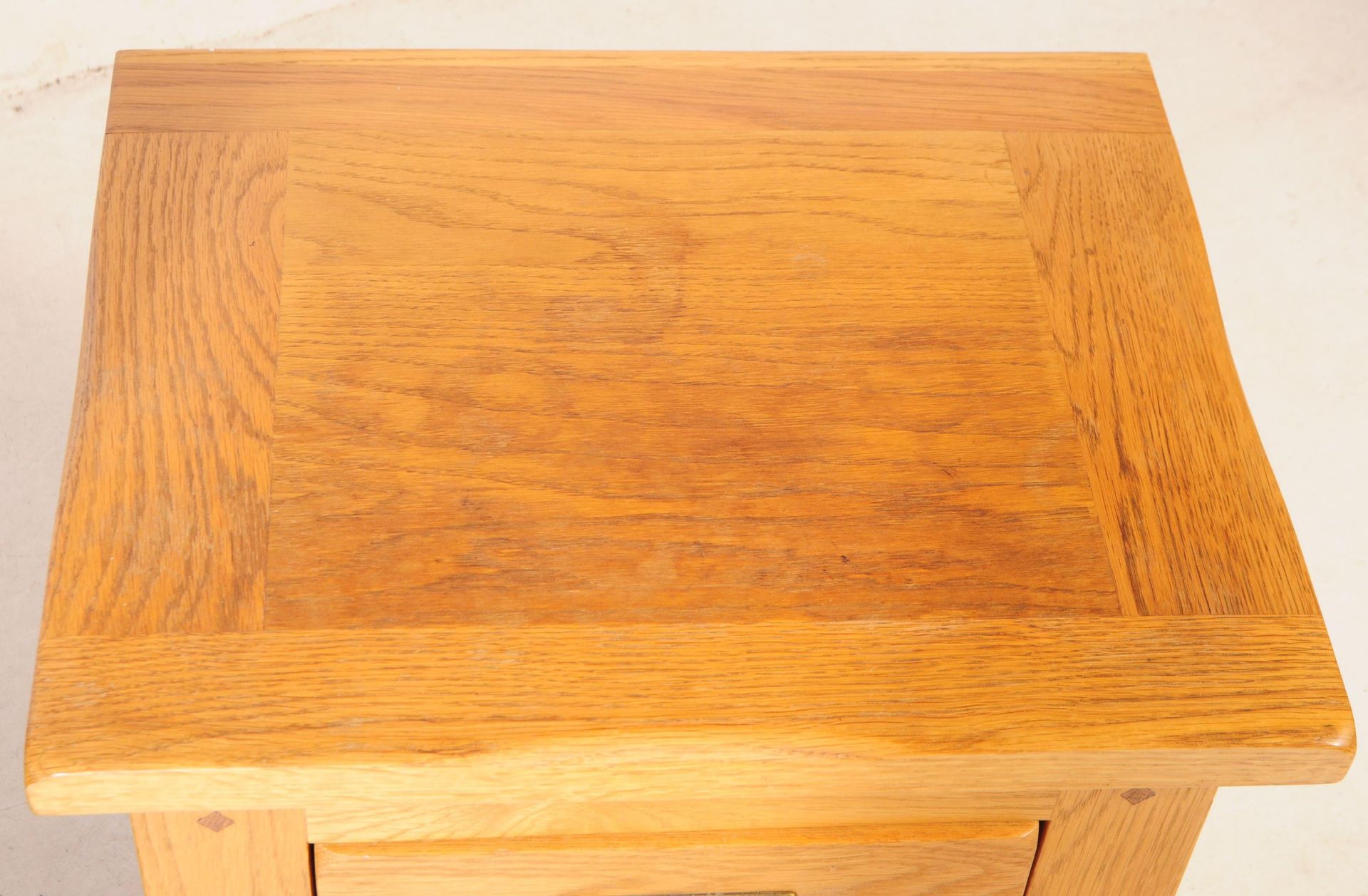 CONTEMPORARY OAK CHEST OF DRAWERS & BEDSIDE - Image 5 of 13