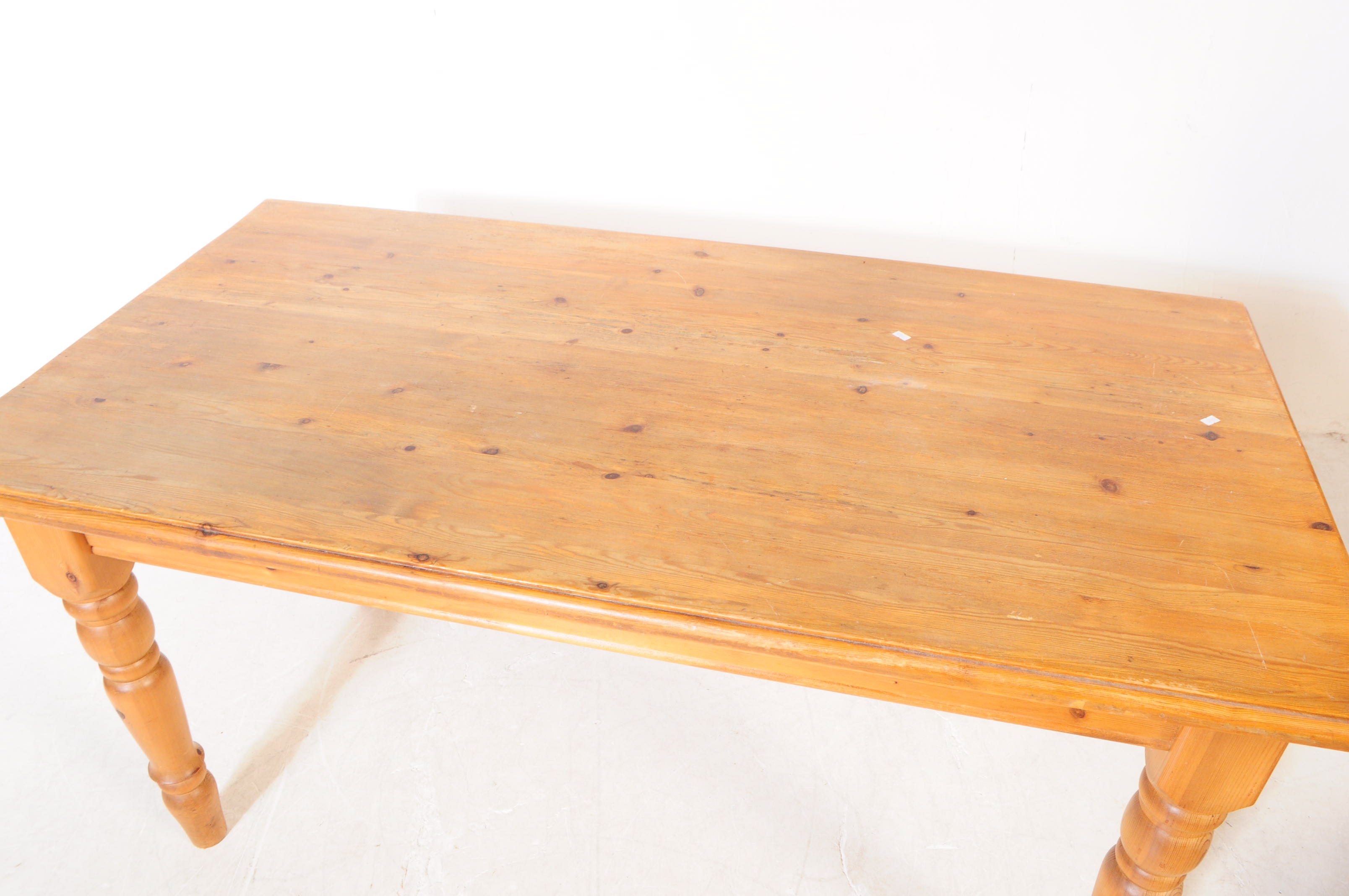 20TH CENTURY PINE DINING TABLE & CHAIRS - Image 3 of 7