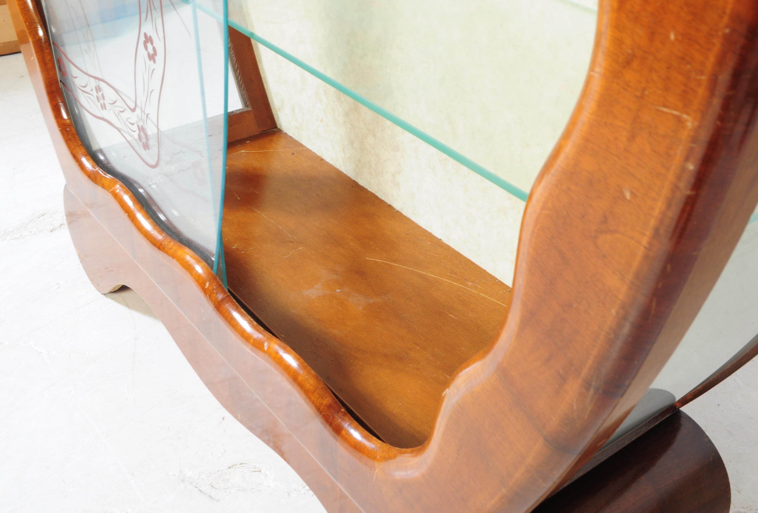 MID 20TH CENTURY WALNUT VENEER DISPLAY CABINET - Image 5 of 7