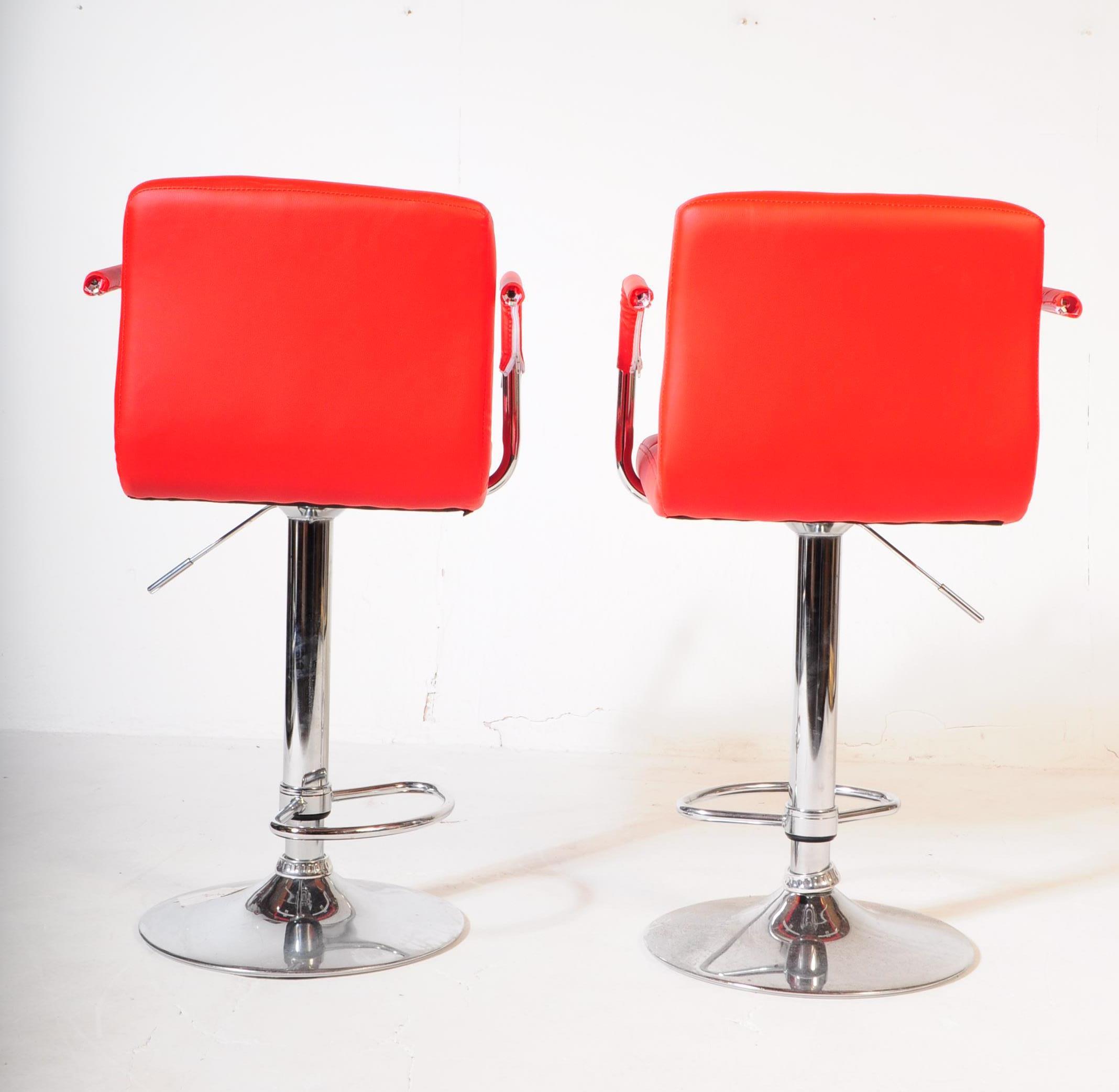 PAIR OF CONTEMPORARY VINYL RED & WHITE BAR STOOLS - Image 4 of 6