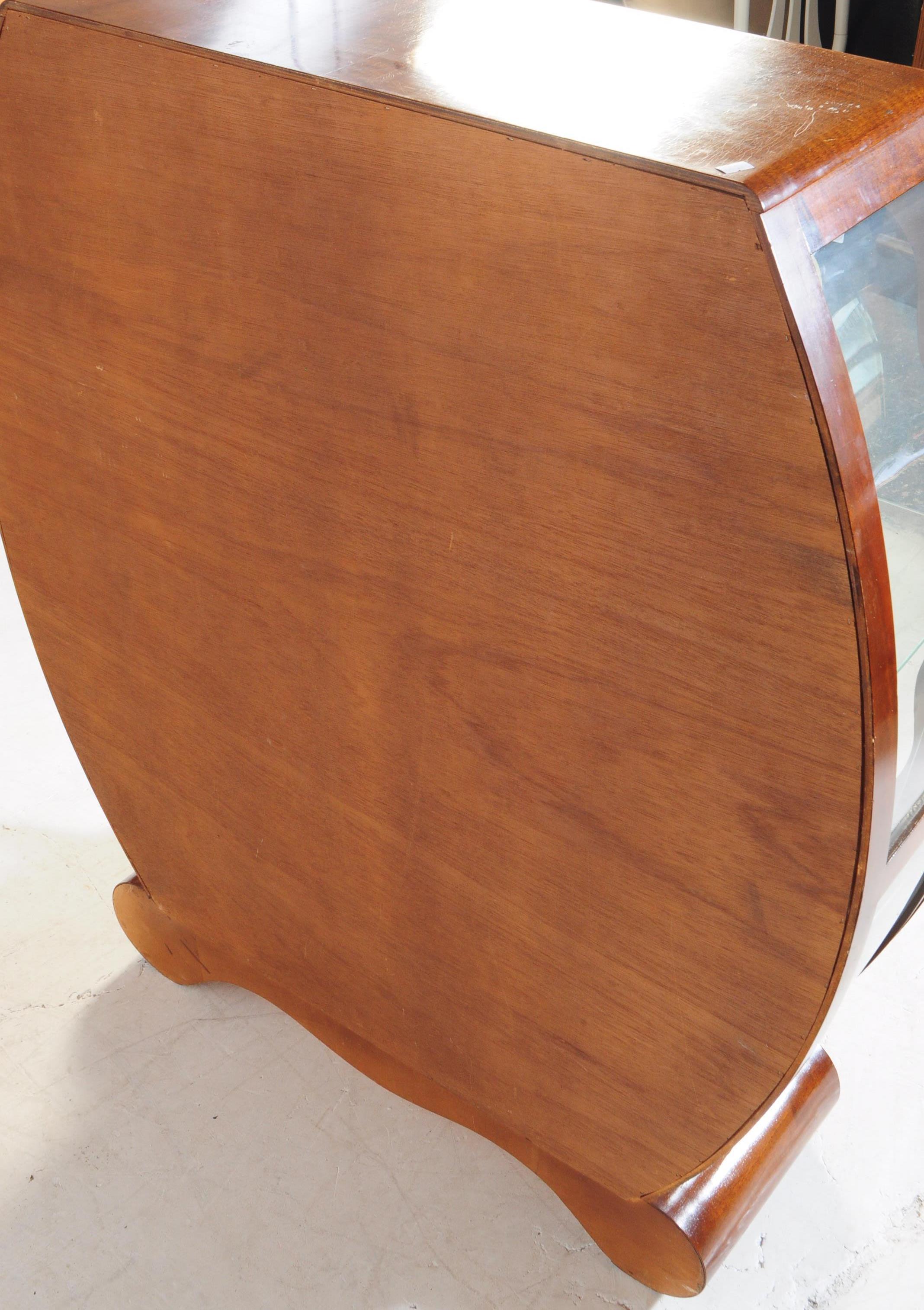 MID 20TH CENTURY WALNUT VENEER DISPLAY CABINET - Image 7 of 7