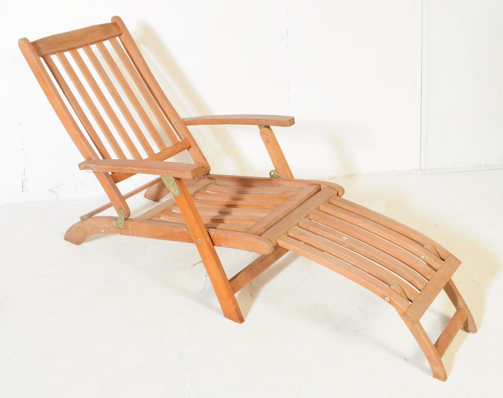 PAIR OF 20TH CENTURY FOLDING DECK CHAIRS - Bild 2 aus 6