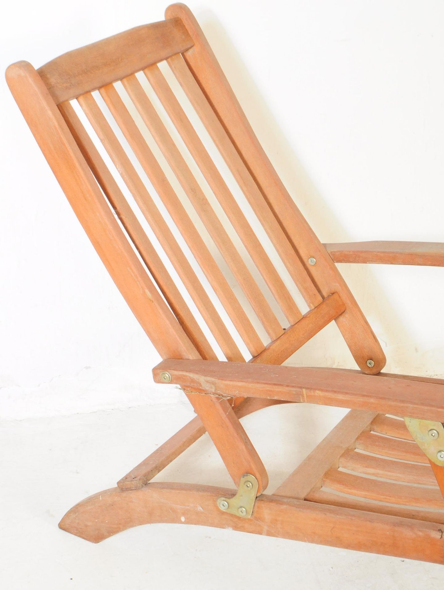 PAIR OF 20TH CENTURY FOLDING DECK CHAIRS - Bild 3 aus 6