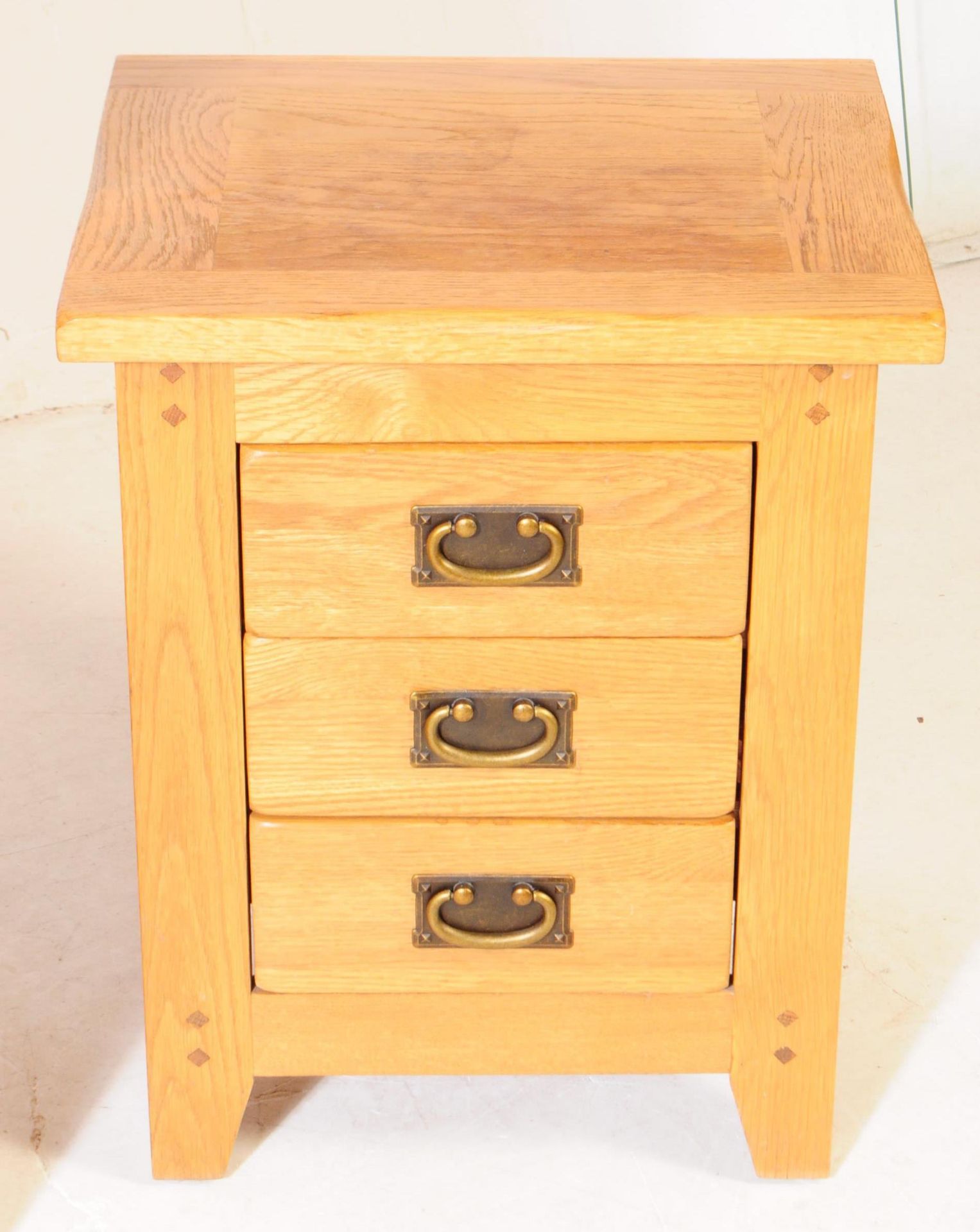 CONTEMPORARY OAK CHEST OF DRAWERS & BEDSIDE - Image 3 of 13