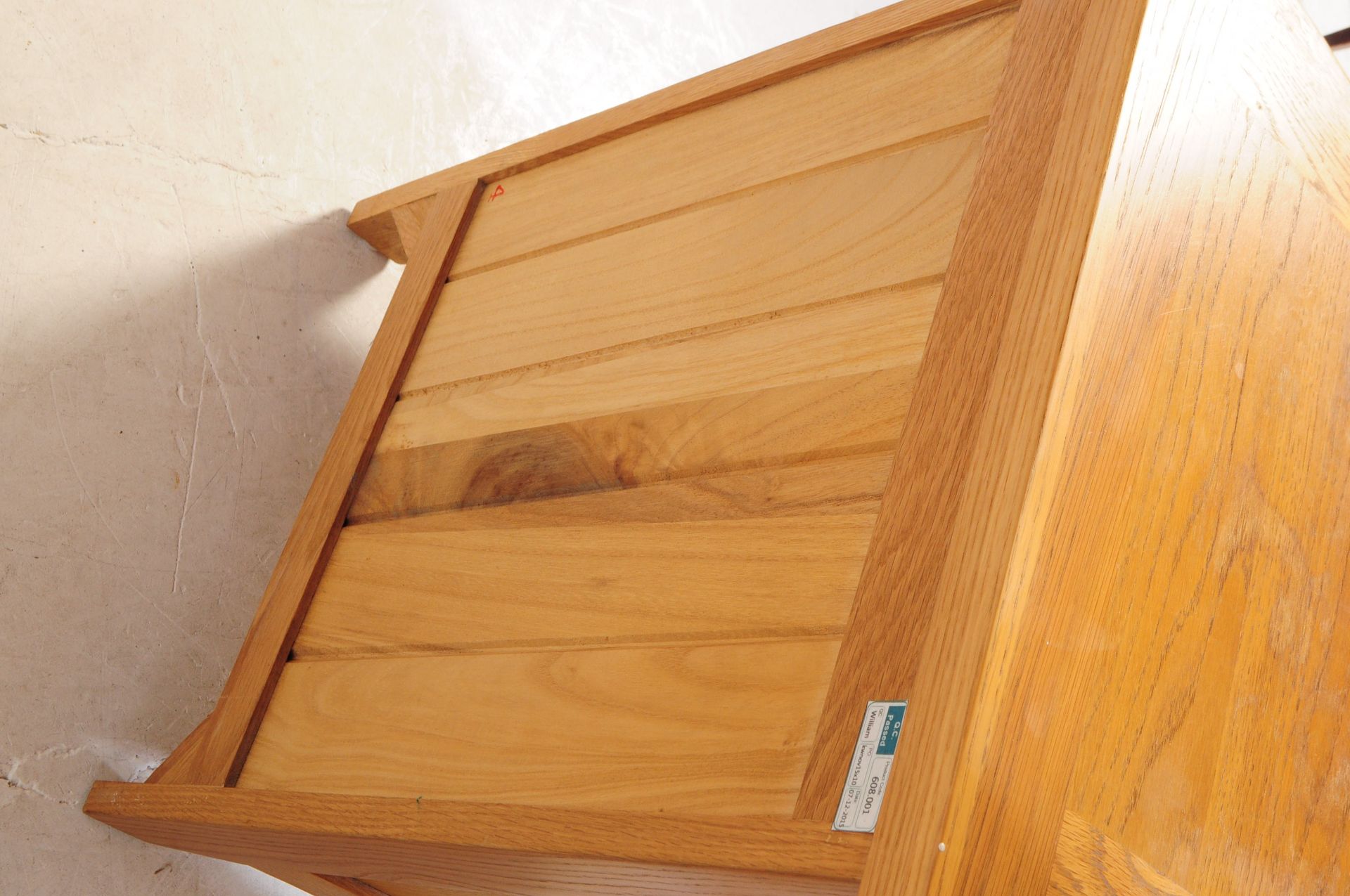 CONTEMPORARY OAK CHEST OF DRAWERS & BEDSIDE - Image 12 of 13