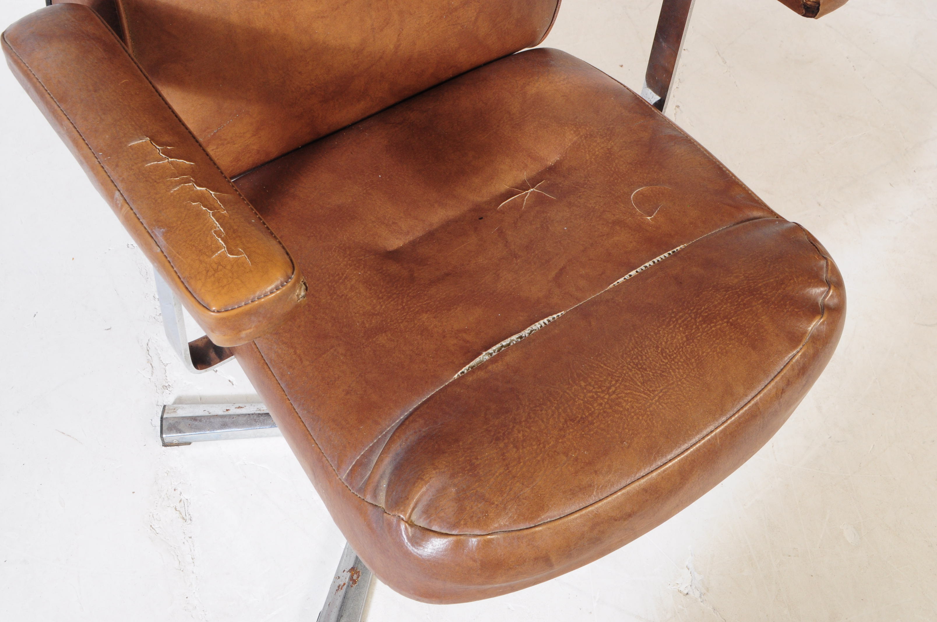 BRITISH MODERN DESIGN - MID CENTURY SWIVEL DESK CHAIR - Image 2 of 6