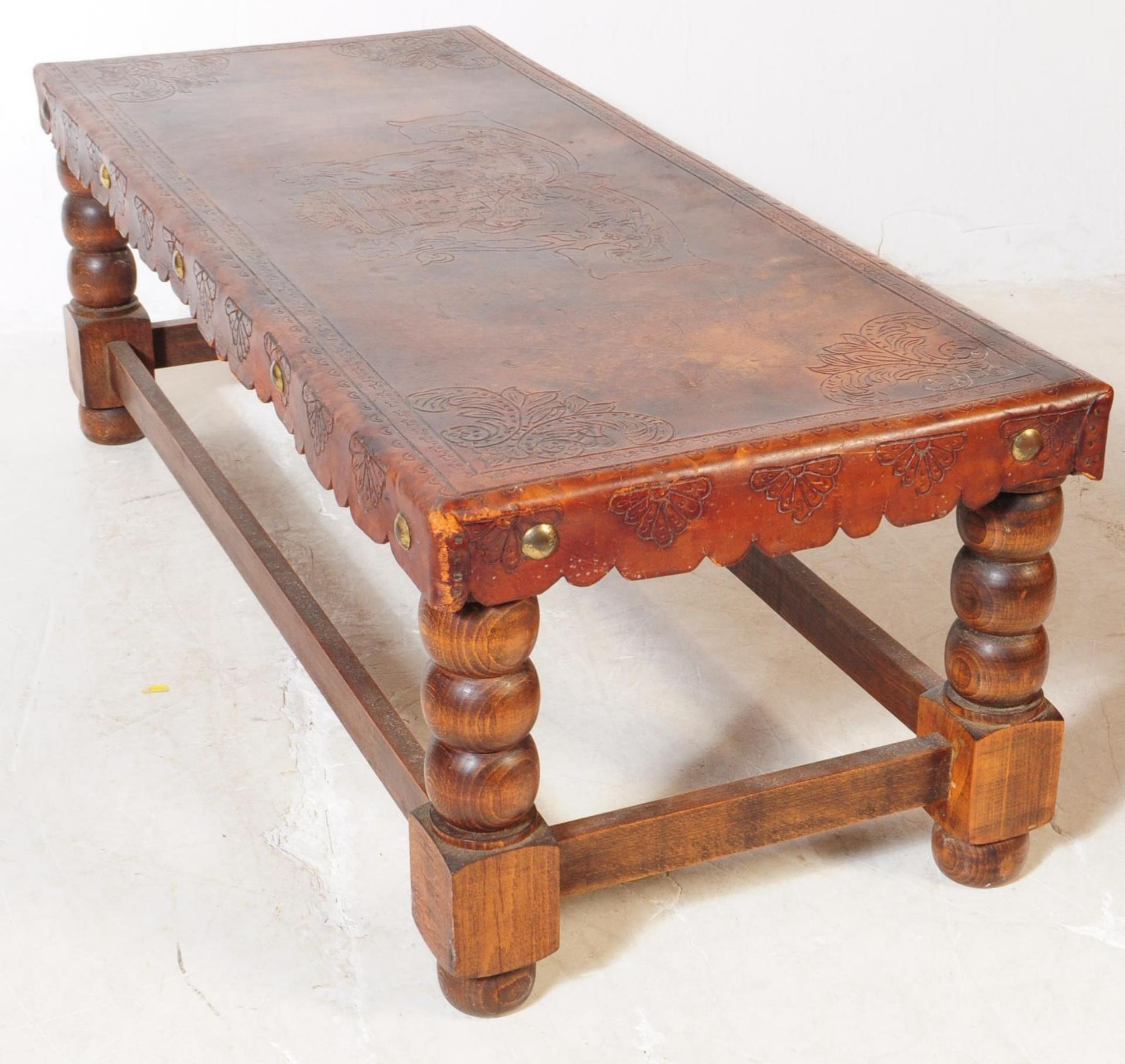 EARLY 20TH CENTURY LEATHER TOPPED OAK COFFEE TABLE - Bild 5 aus 5