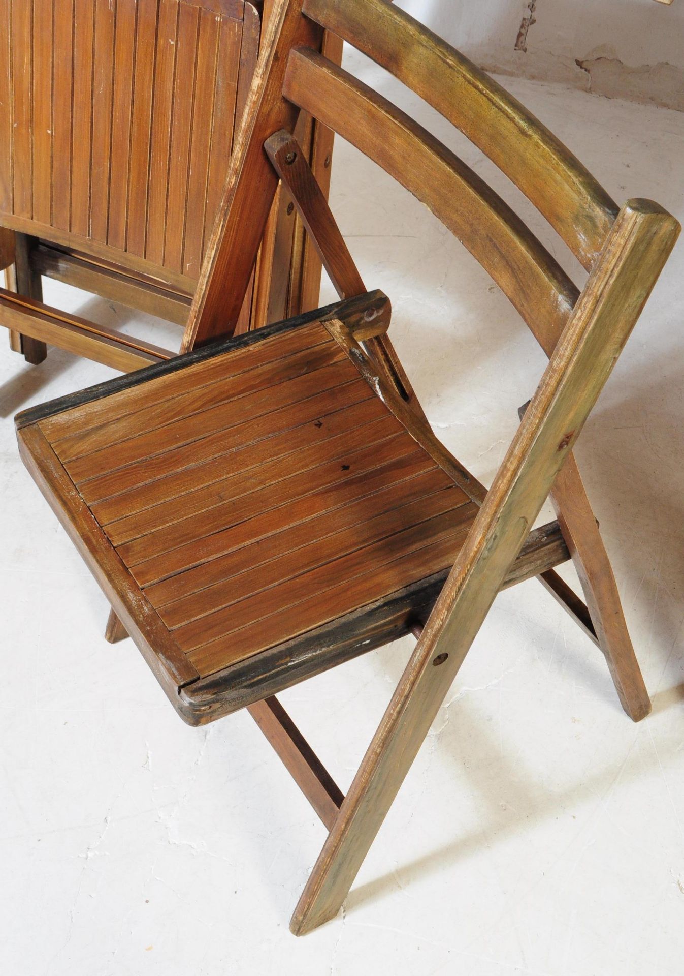 MID CENTURY FOLDING TRESTLE TABLE & EIGHT CHAIRS - Image 5 of 10