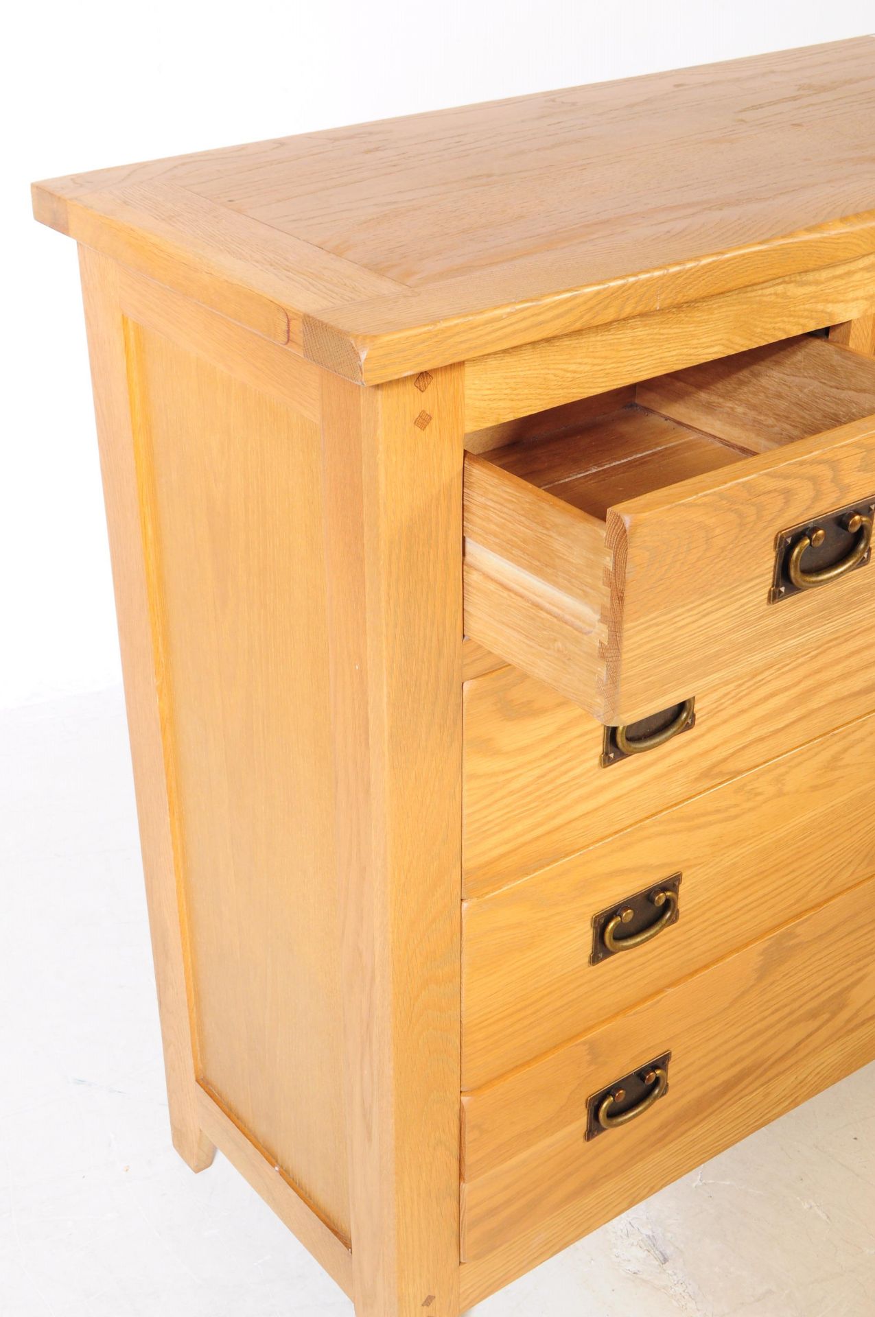 CONTEMPORARY OAK CHEST OF DRAWERS & BEDSIDE - Image 6 of 13