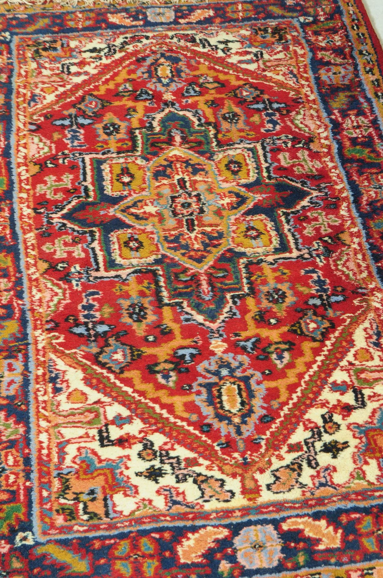 TWO LATE 20TH CENTURY PERSIAN MANNER WOOL RUGS - Bild 2 aus 4