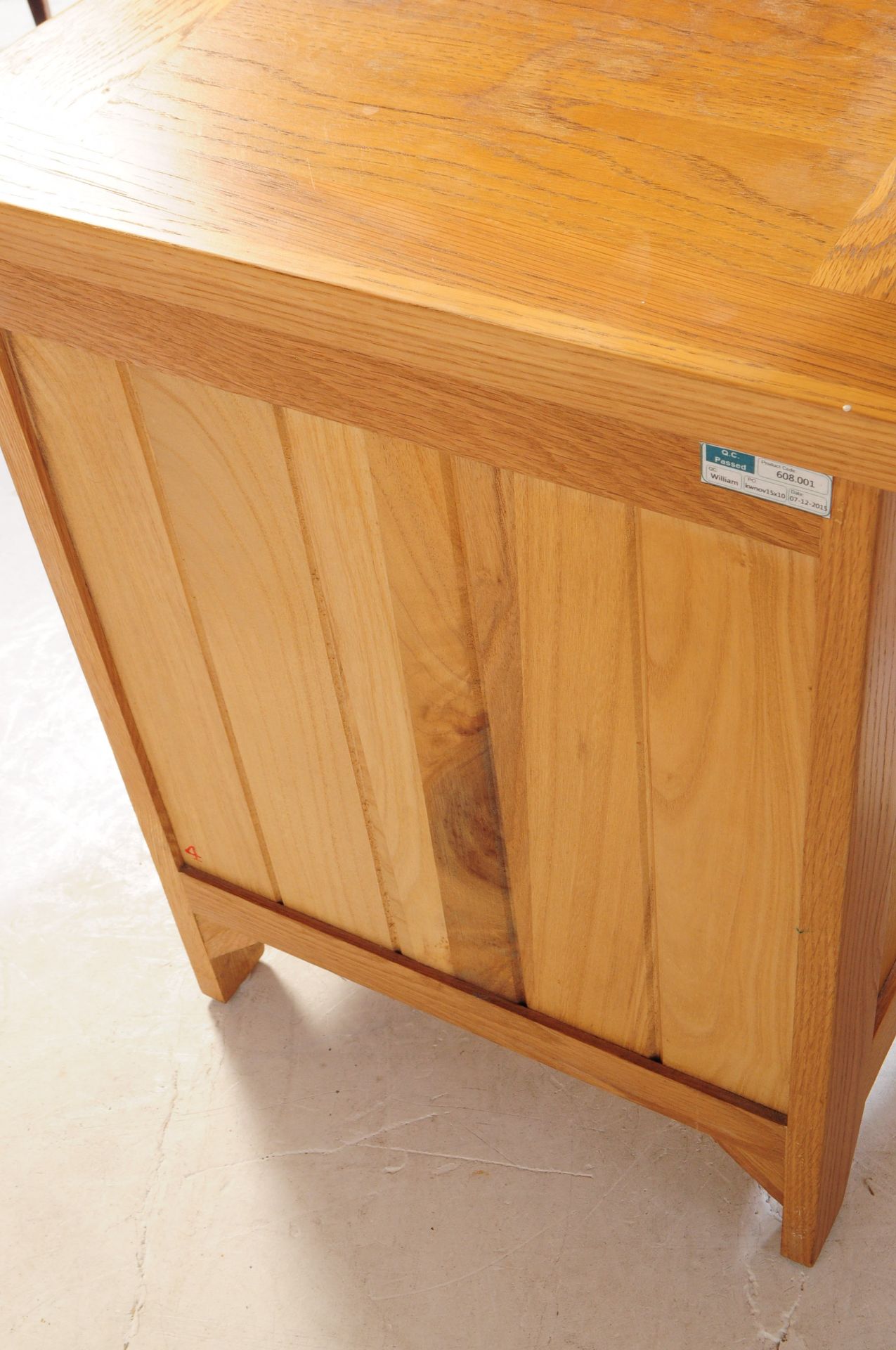 CONTEMPORARY OAK CHEST OF DRAWERS & BEDSIDE - Image 11 of 13
