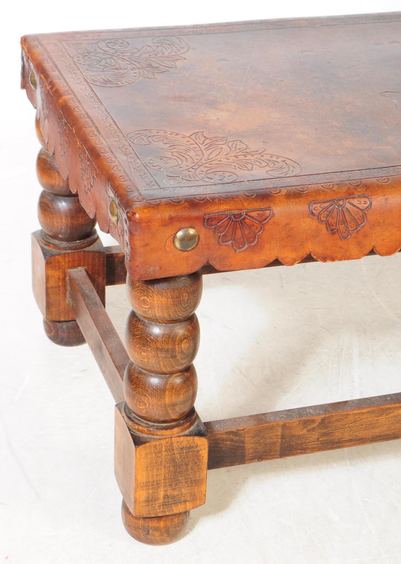 EARLY 20TH CENTURY LEATHER TOPPED OAK COFFEE TABLE - Bild 2 aus 5
