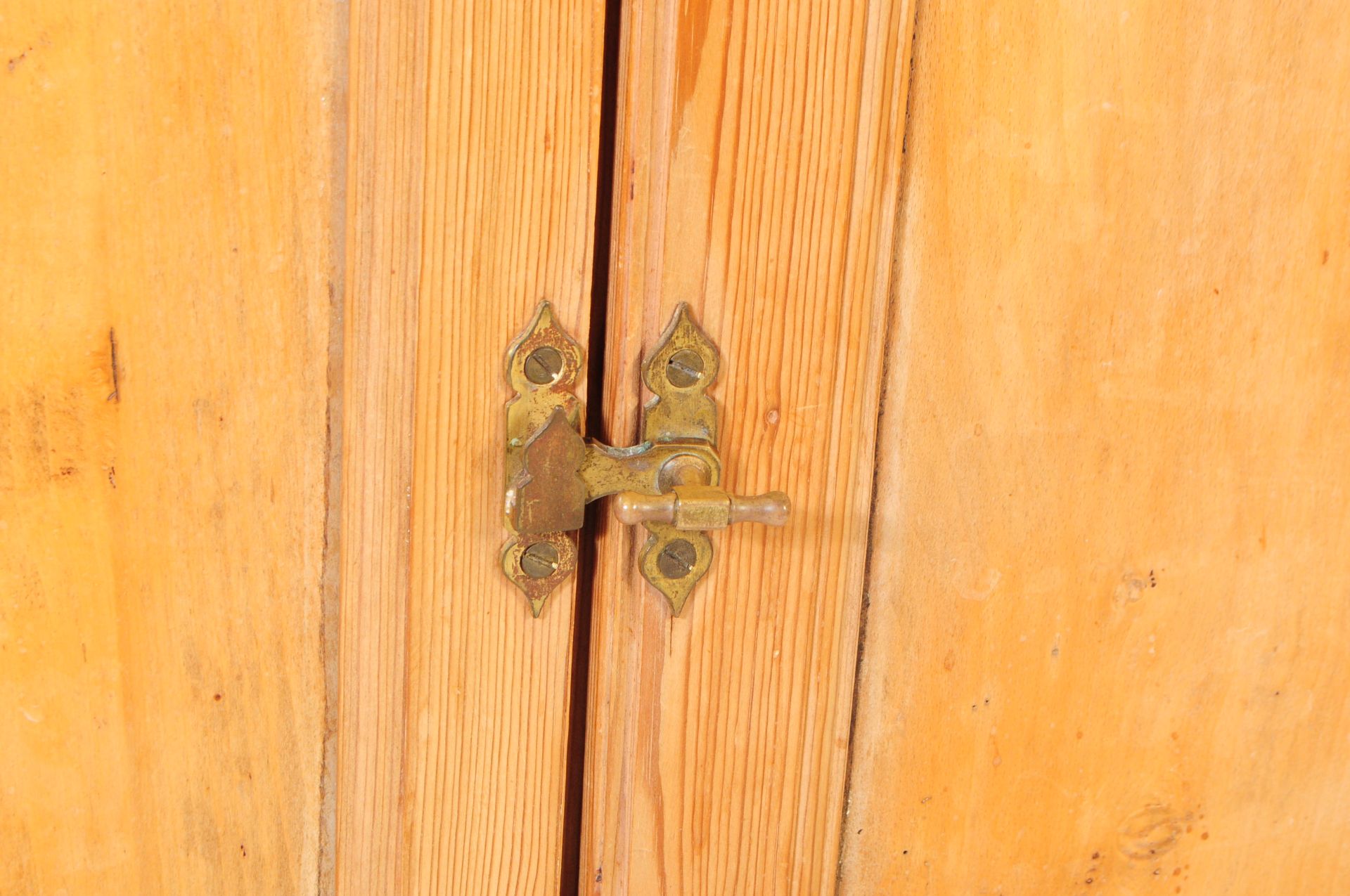 VICTORIAN 19TH CENTURY PITCH PINE SCHOOL CUPBOARD - Bild 4 aus 10