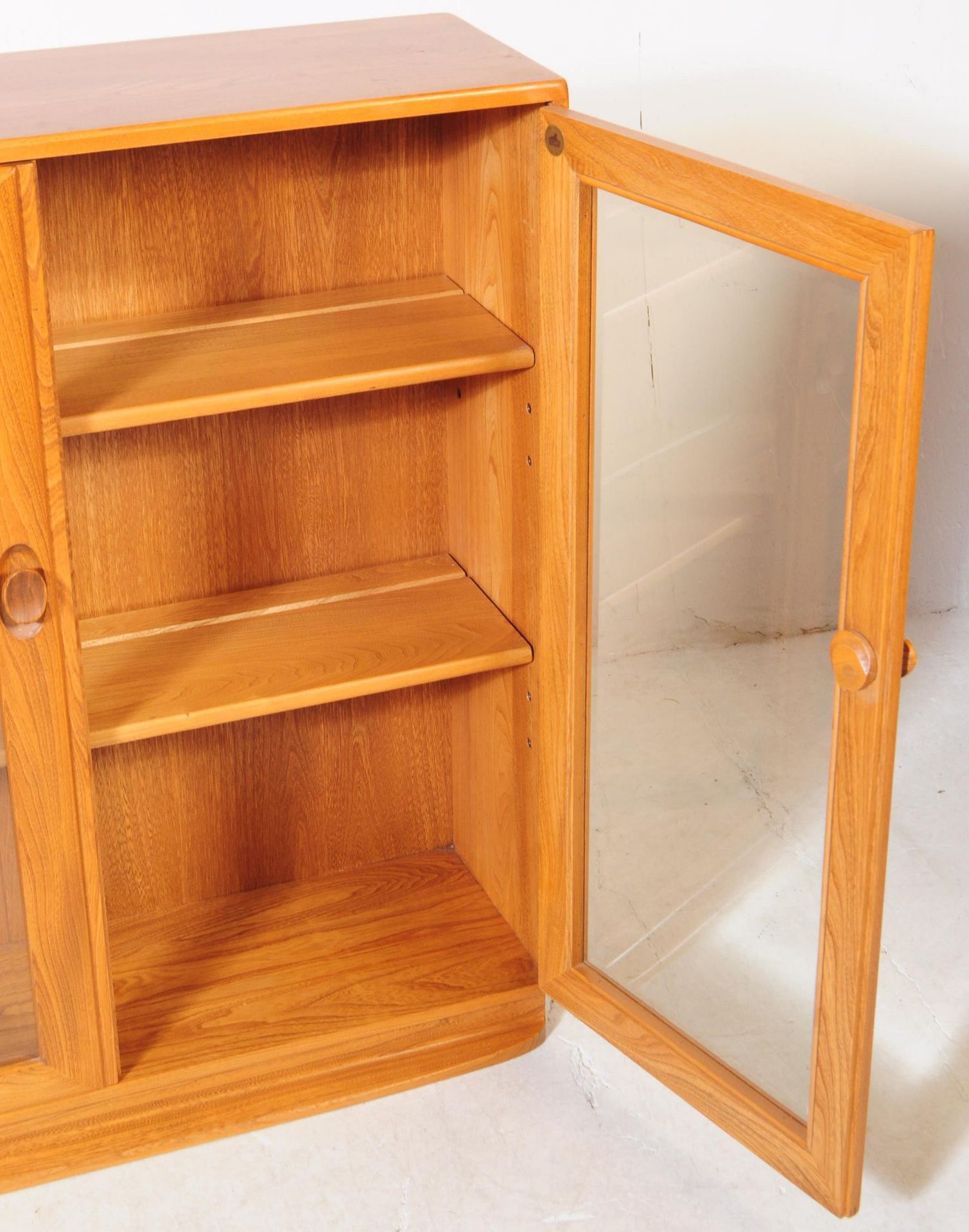 ERCOL - MODEL 810 - GOLDEN DAWN DISPLAY CABINET - Image 3 of 6