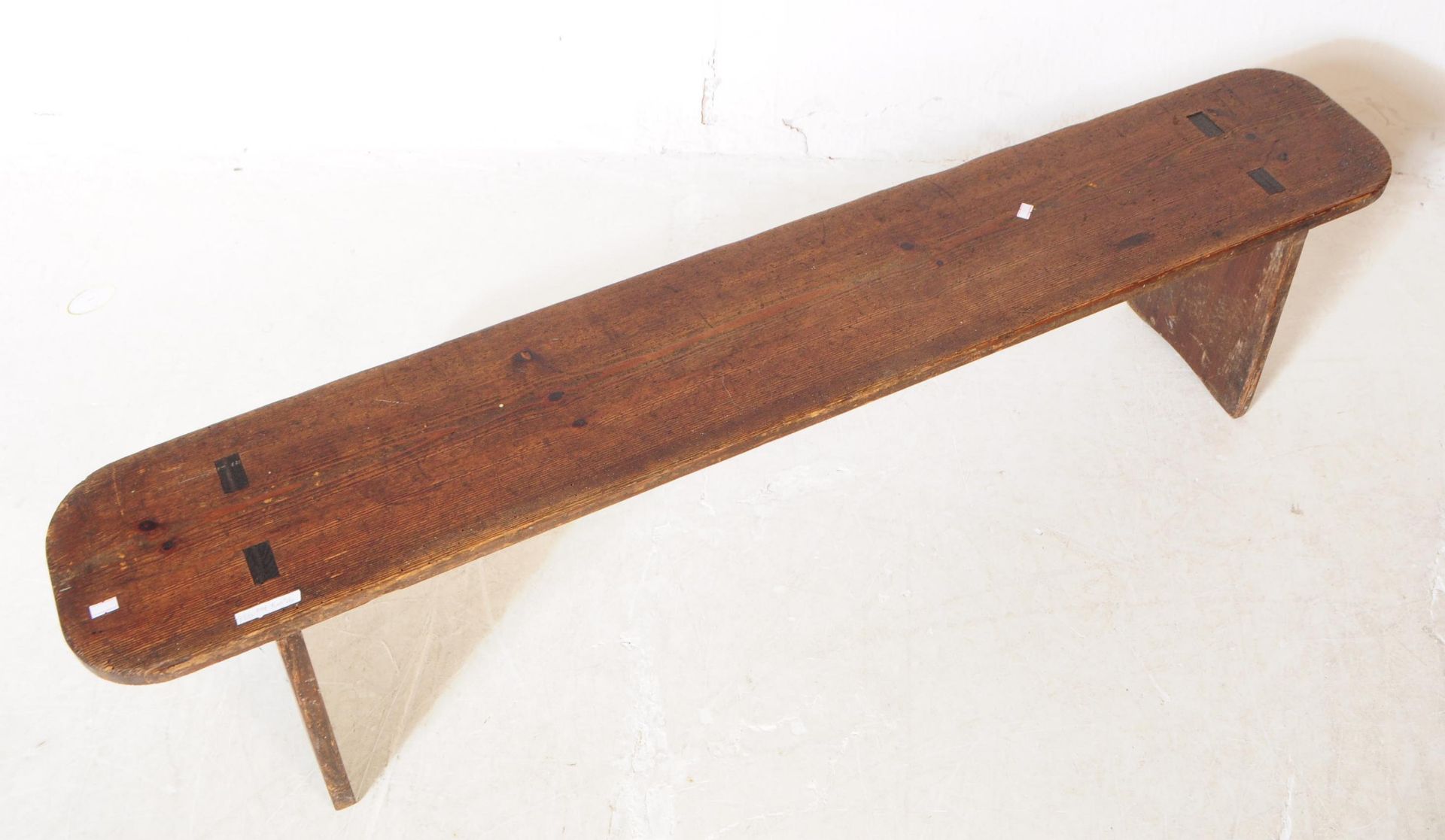 EARLY 20TH CENTURY PITCH PINE PIG BENCH - Image 3 of 5