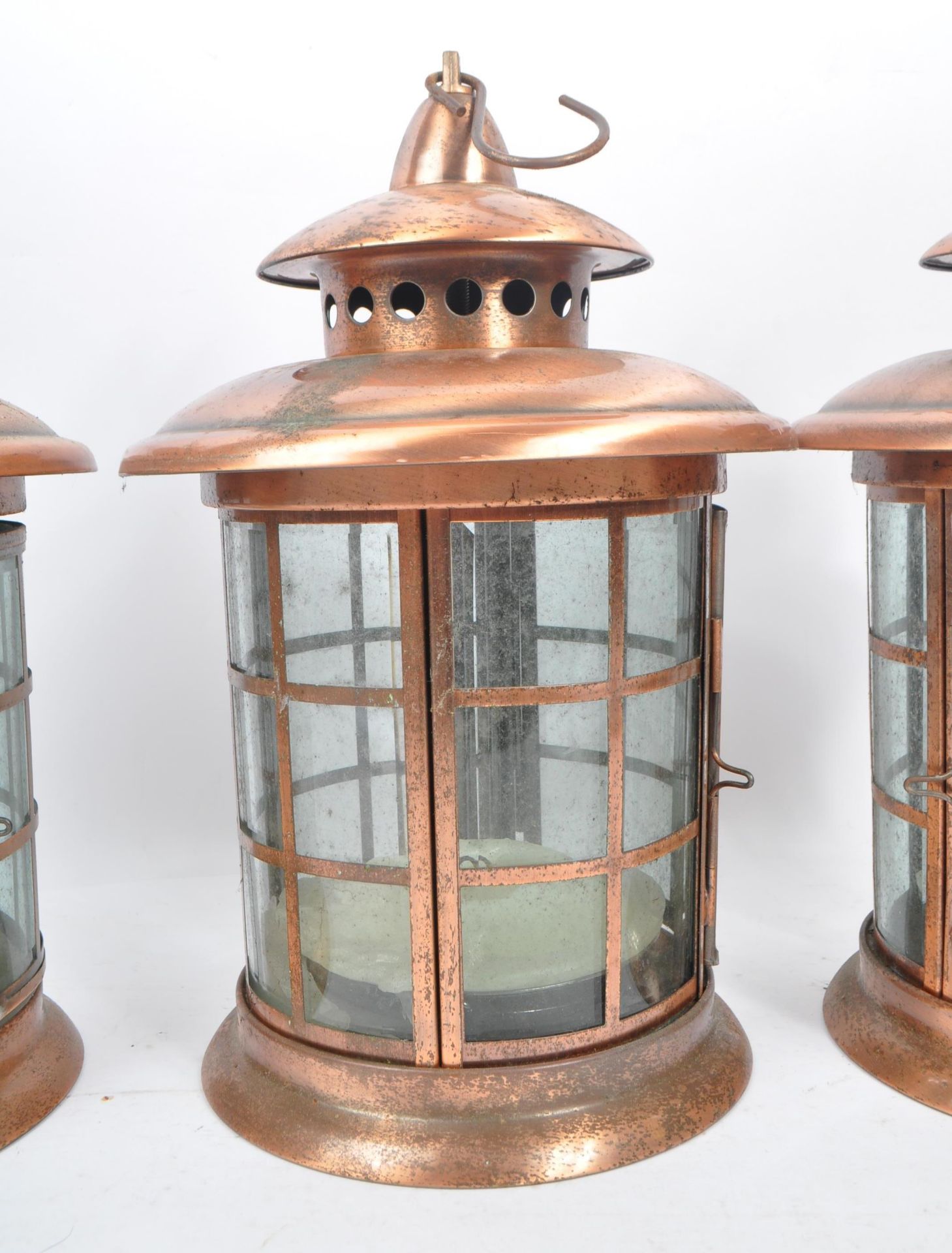 SET OF THREE 20TH CENTURY COPPER AND GLASS LANTERNS - Bild 2 aus 6