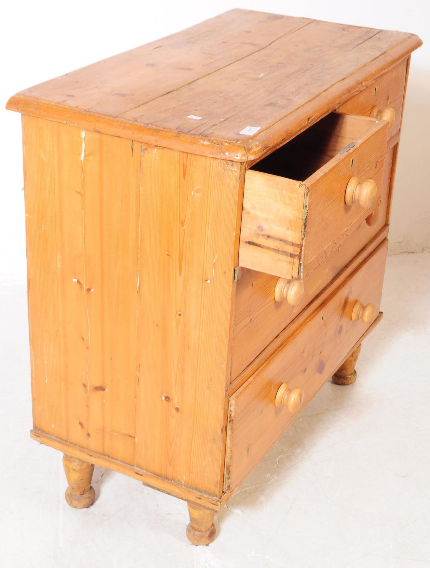 EARLY 20TH CENTURY PINE CHEST OF DRAWERS - Bild 3 aus 6