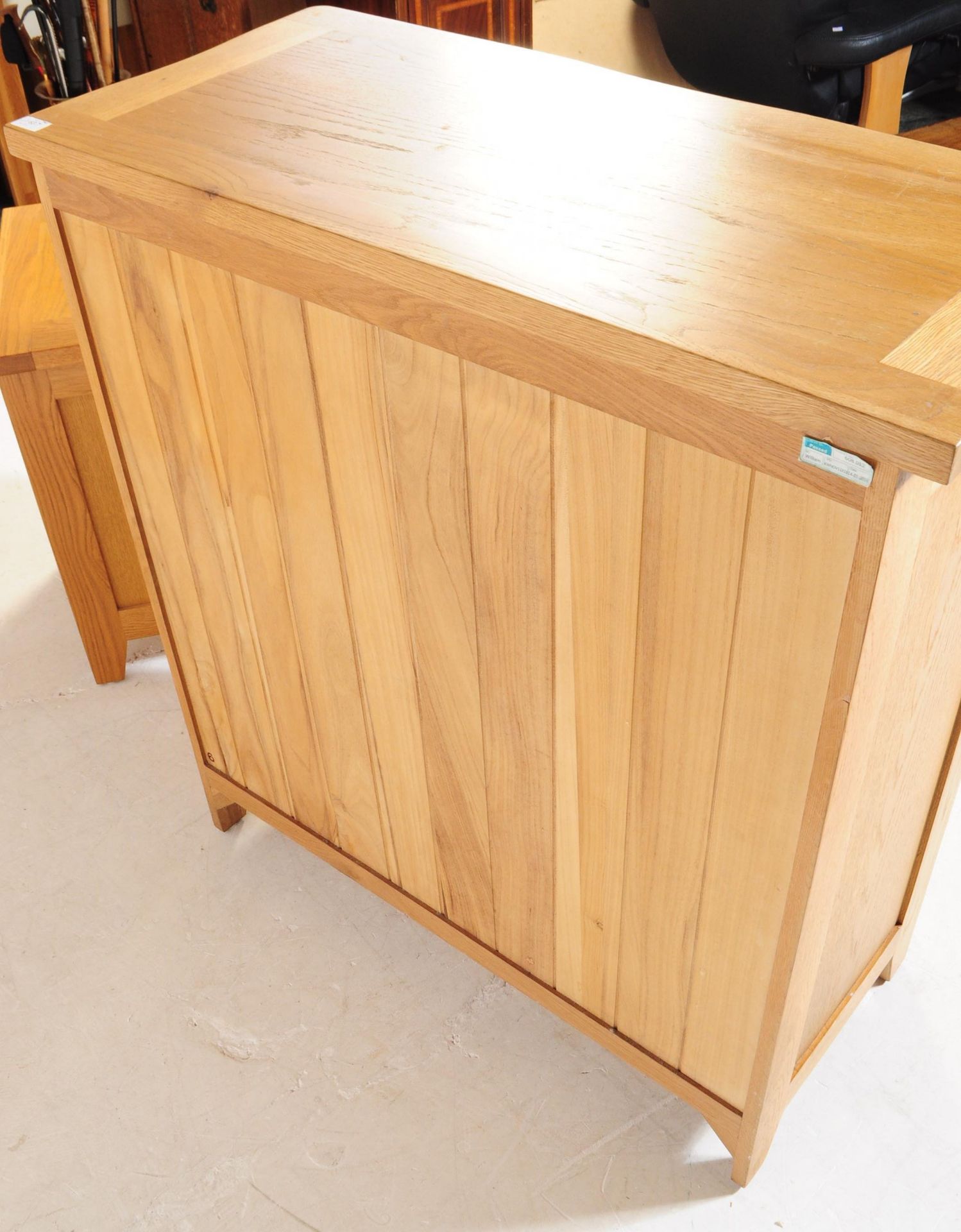 CONTEMPORARY OAK CHEST OF DRAWERS & BEDSIDE - Image 7 of 13