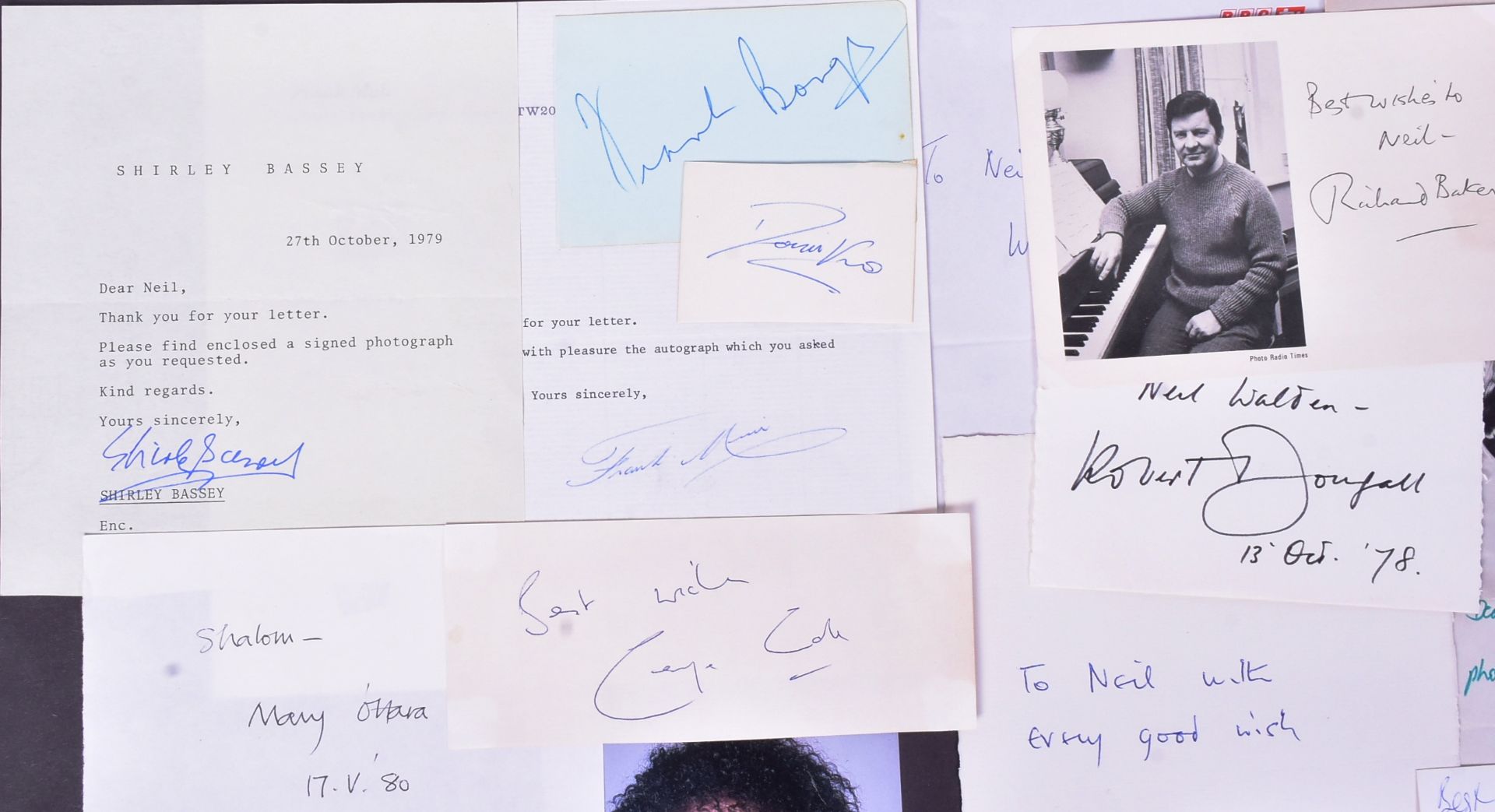 AUTOGRAPHS - COLLECTION OF 1970S / 1980S ENTERTAINERS - Bild 5 aus 5