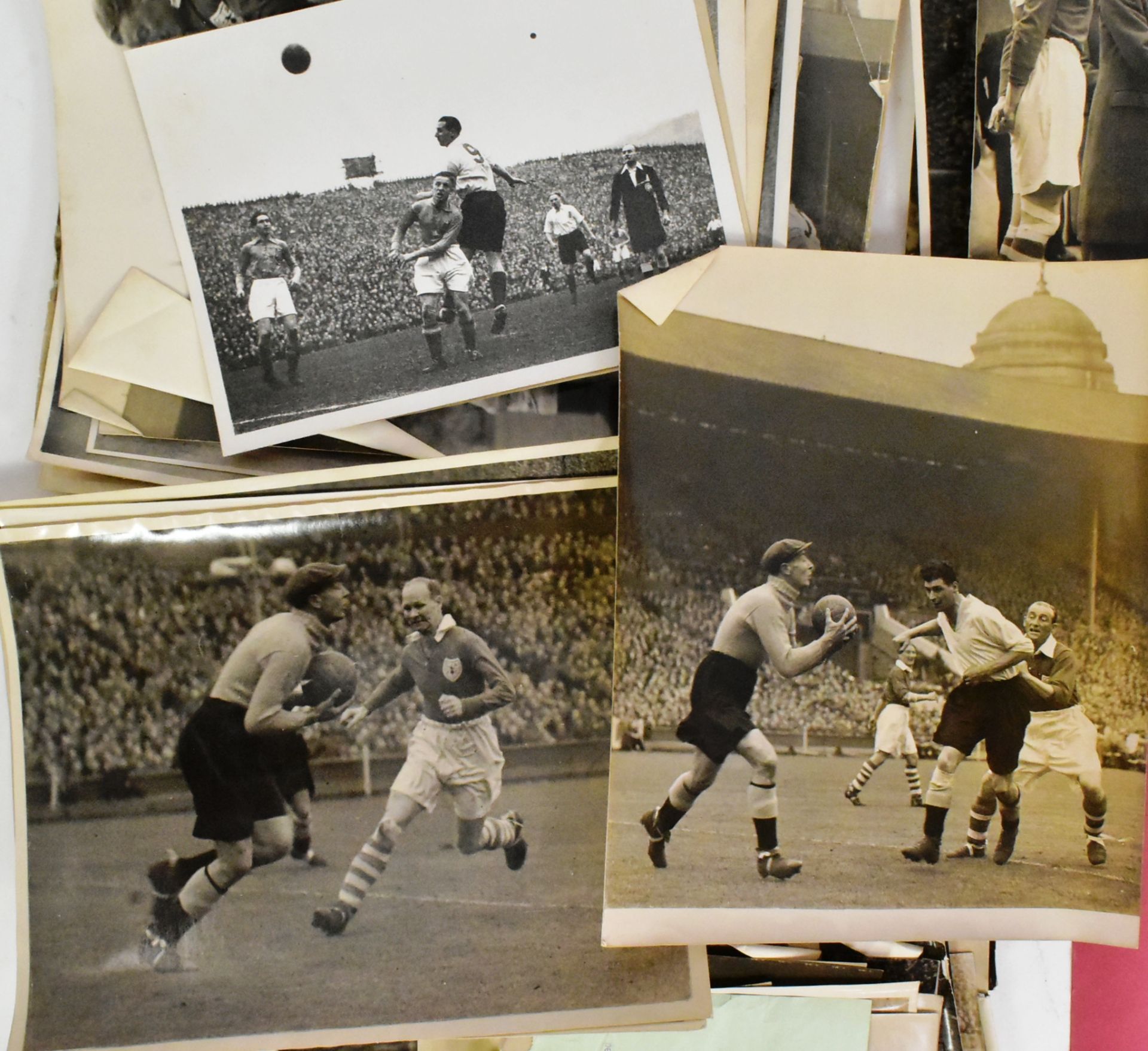 FOOTBALL - COLLECTION OF 1940S PRESS PHOTOGRAPHS - Bild 5 aus 5