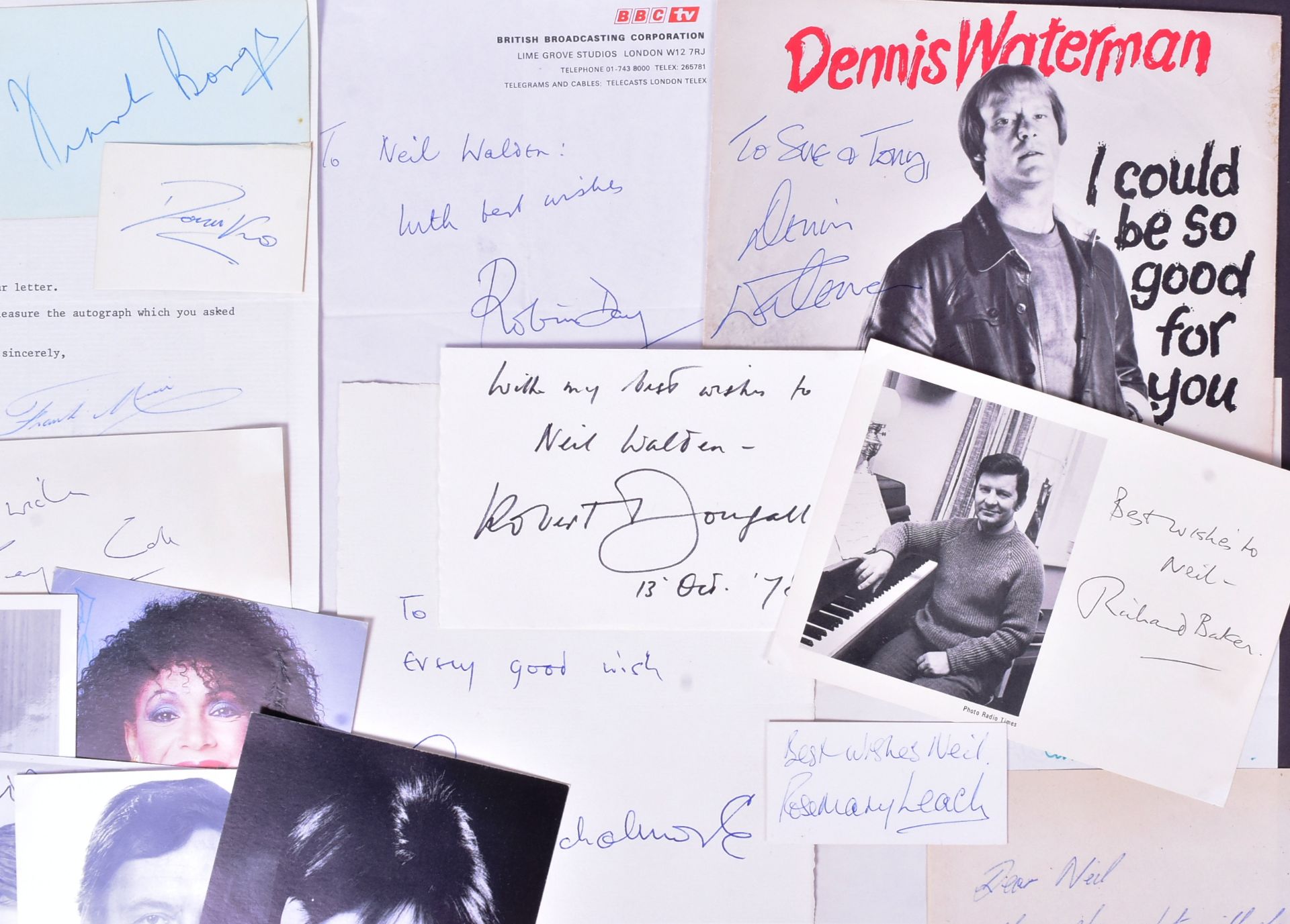 AUTOGRAPHS - COLLECTION OF 1970S / 1980S ENTERTAINERS - Bild 2 aus 5