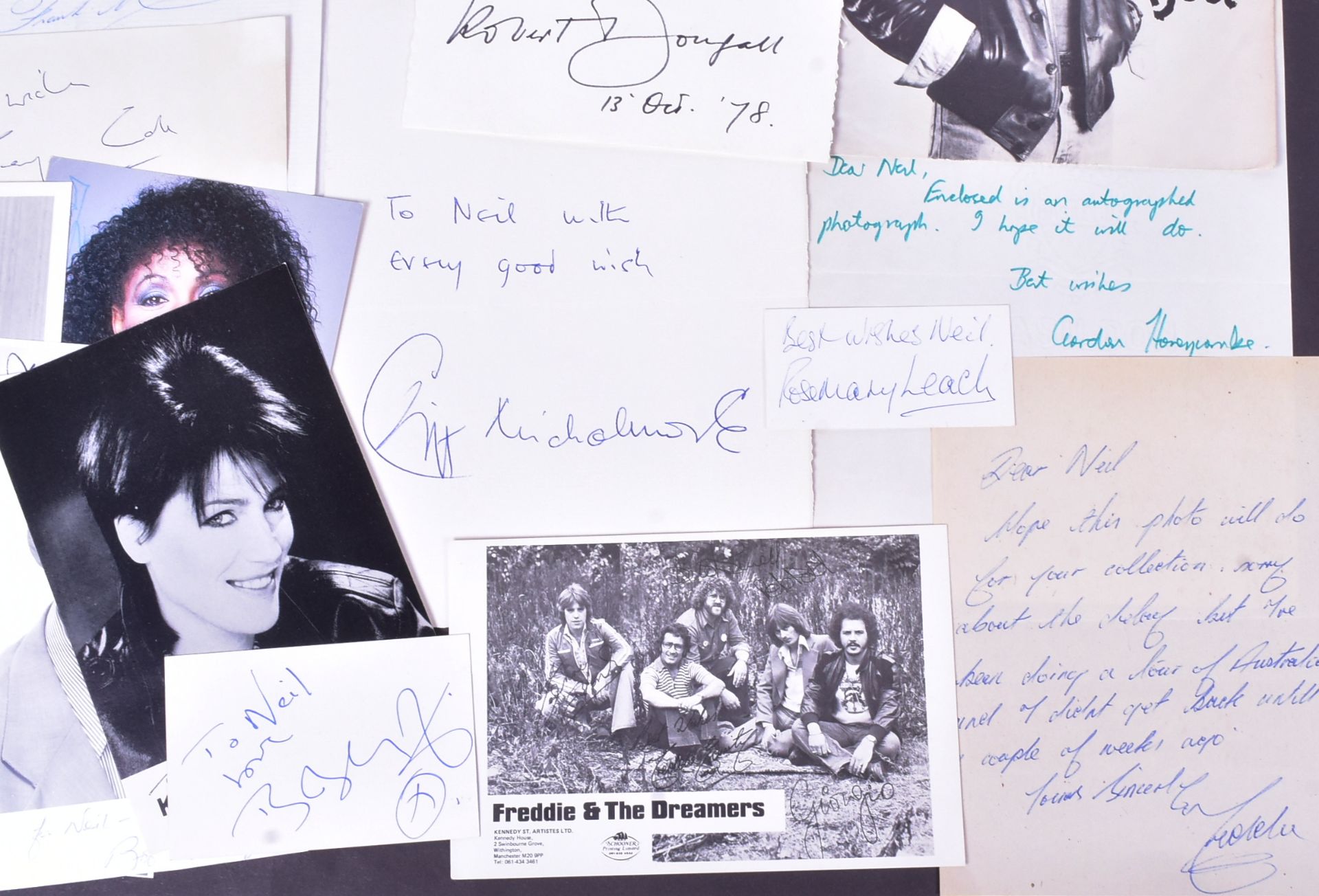 AUTOGRAPHS - COLLECTION OF 1970S / 1980S ENTERTAINERS - Bild 3 aus 5