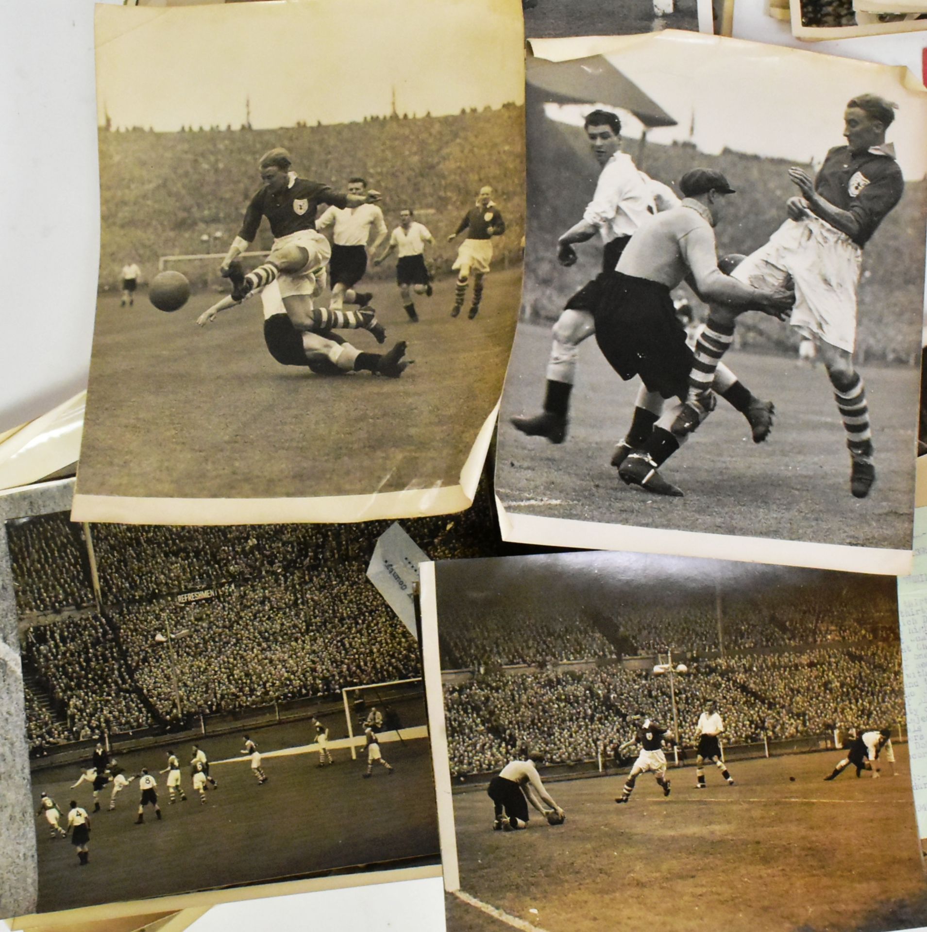 FOOTBALL - COLLECTION OF 1940S PRESS PHOTOGRAPHS - Bild 4 aus 5