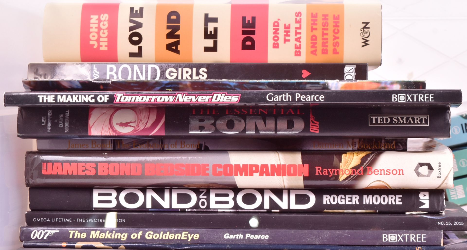 JAMES BOND 007 - LARGE COLLECTION OF ASSORTED BOOKS - Bild 2 aus 6